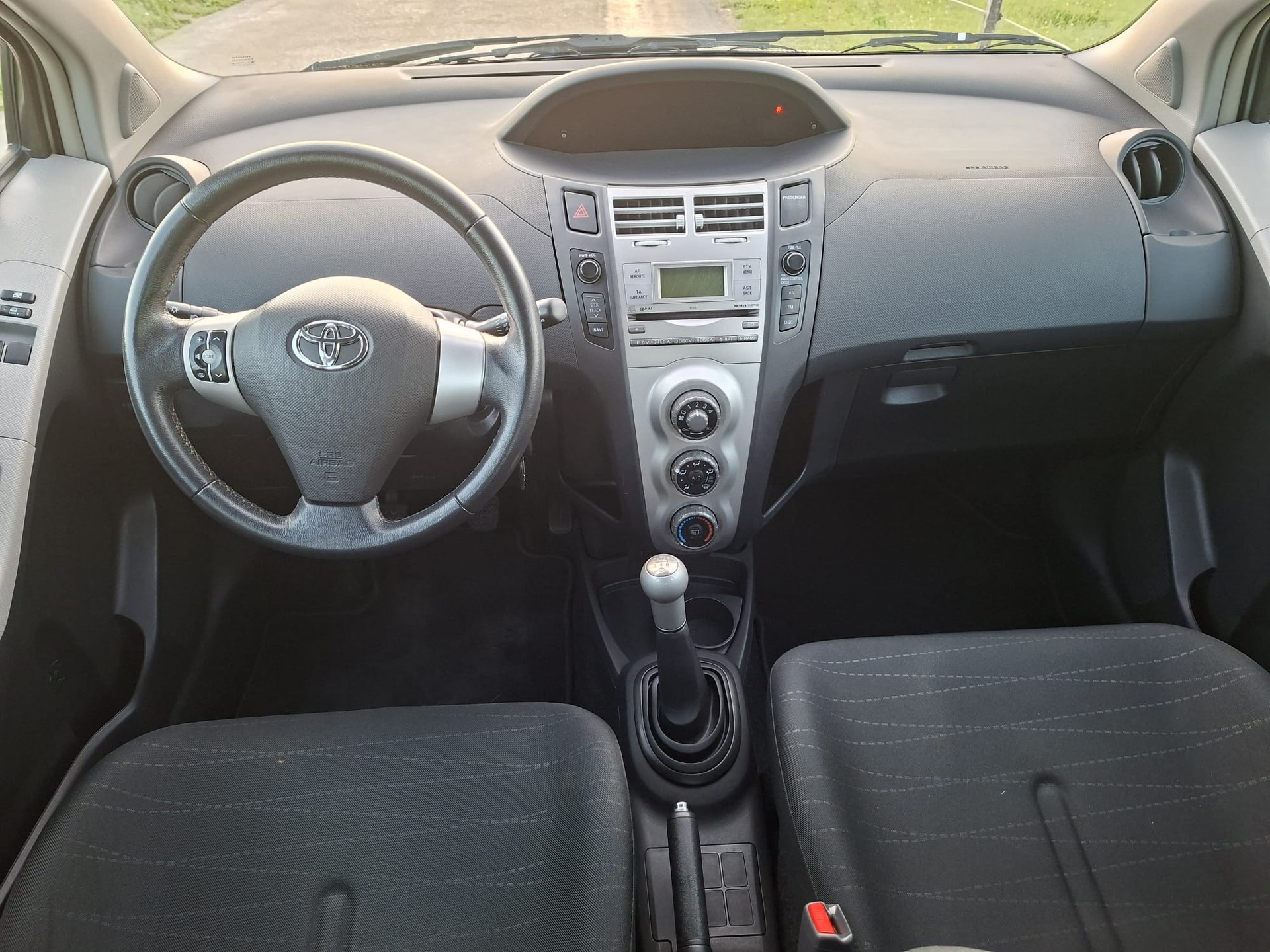 TOYOTA Yaris 1.3 Linea Sol-image-9