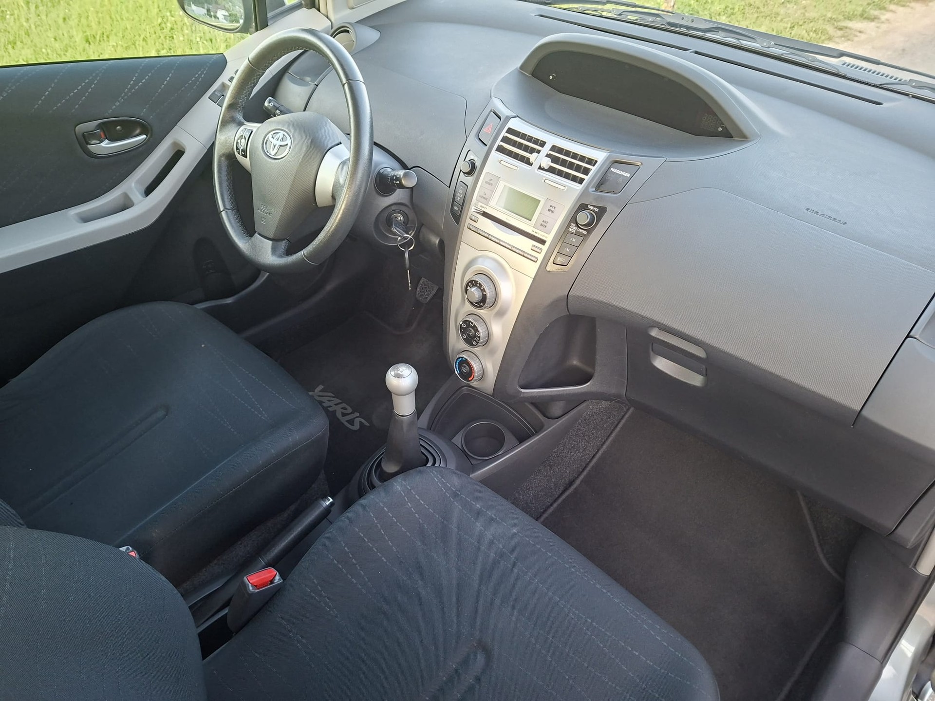 TOYOTA Yaris 1.3 Linea Sol-image-8