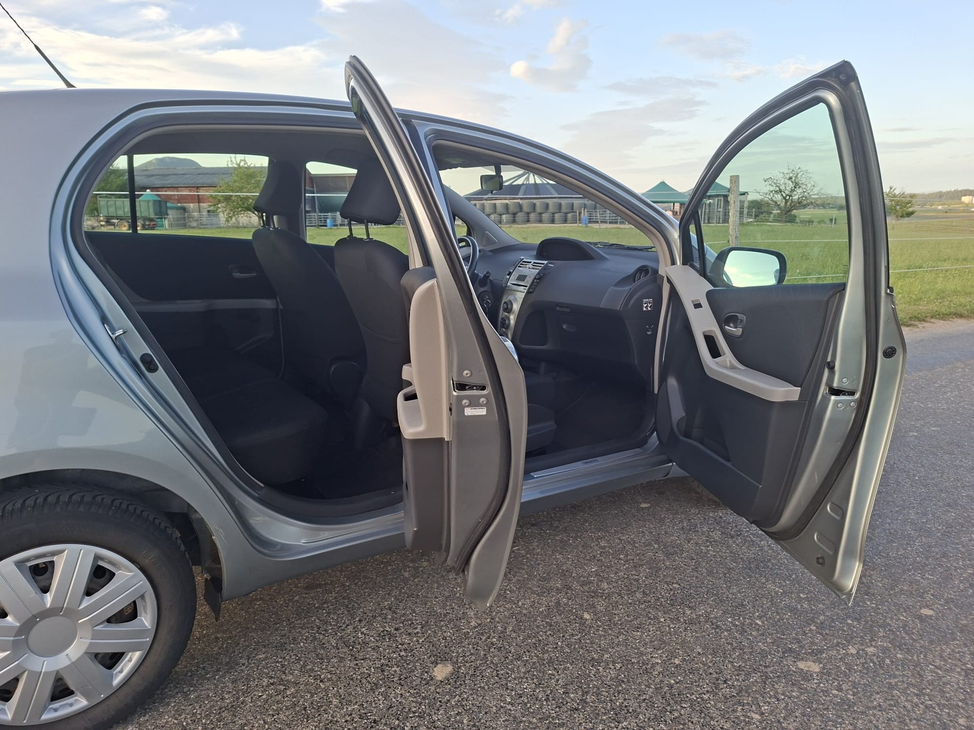 TOYOTA Yaris 1.3 Linea Sol-image-6
