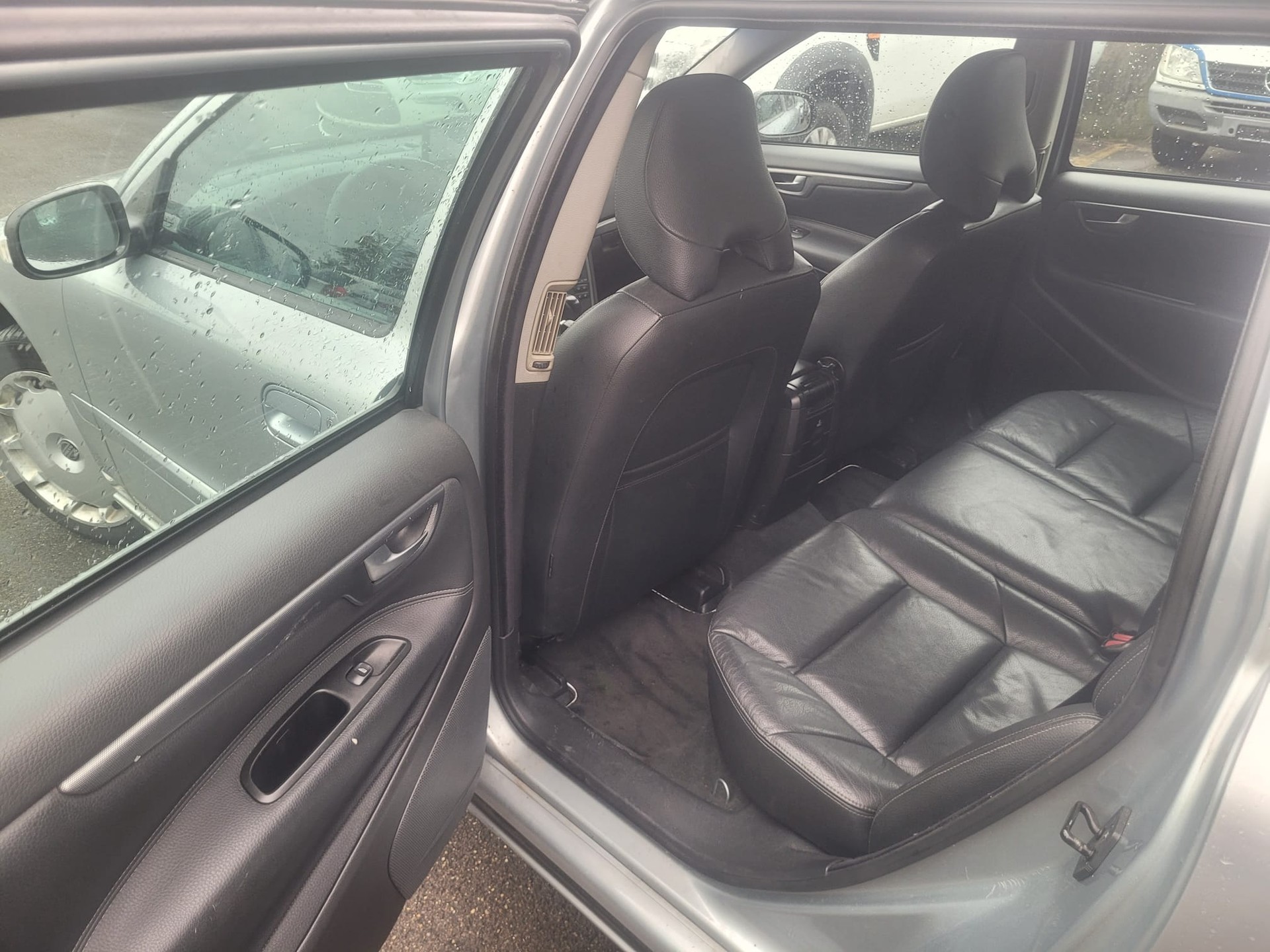 VOLVO V70 D5 AWD Momentum-image-10