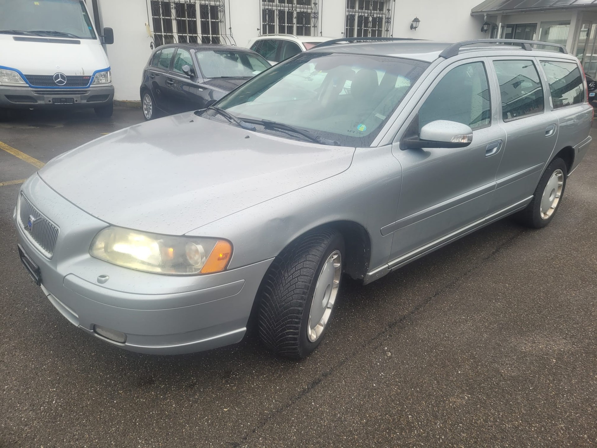 VOLVO V70 D5 AWD Momentum-image-0