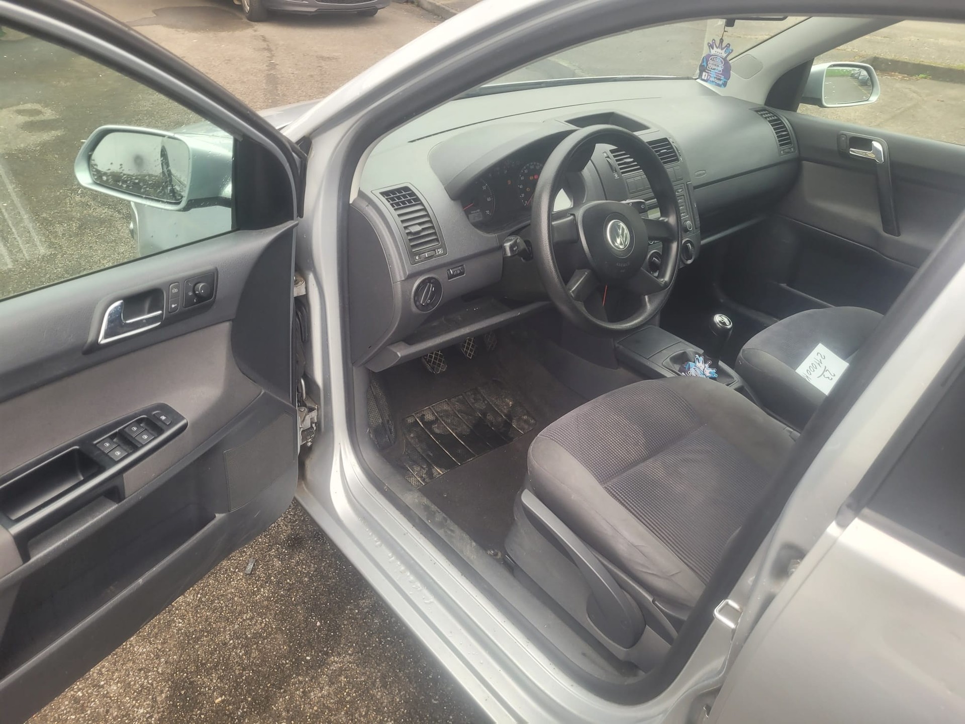 VOLVO V70 D5 AWD Momentum-image-1