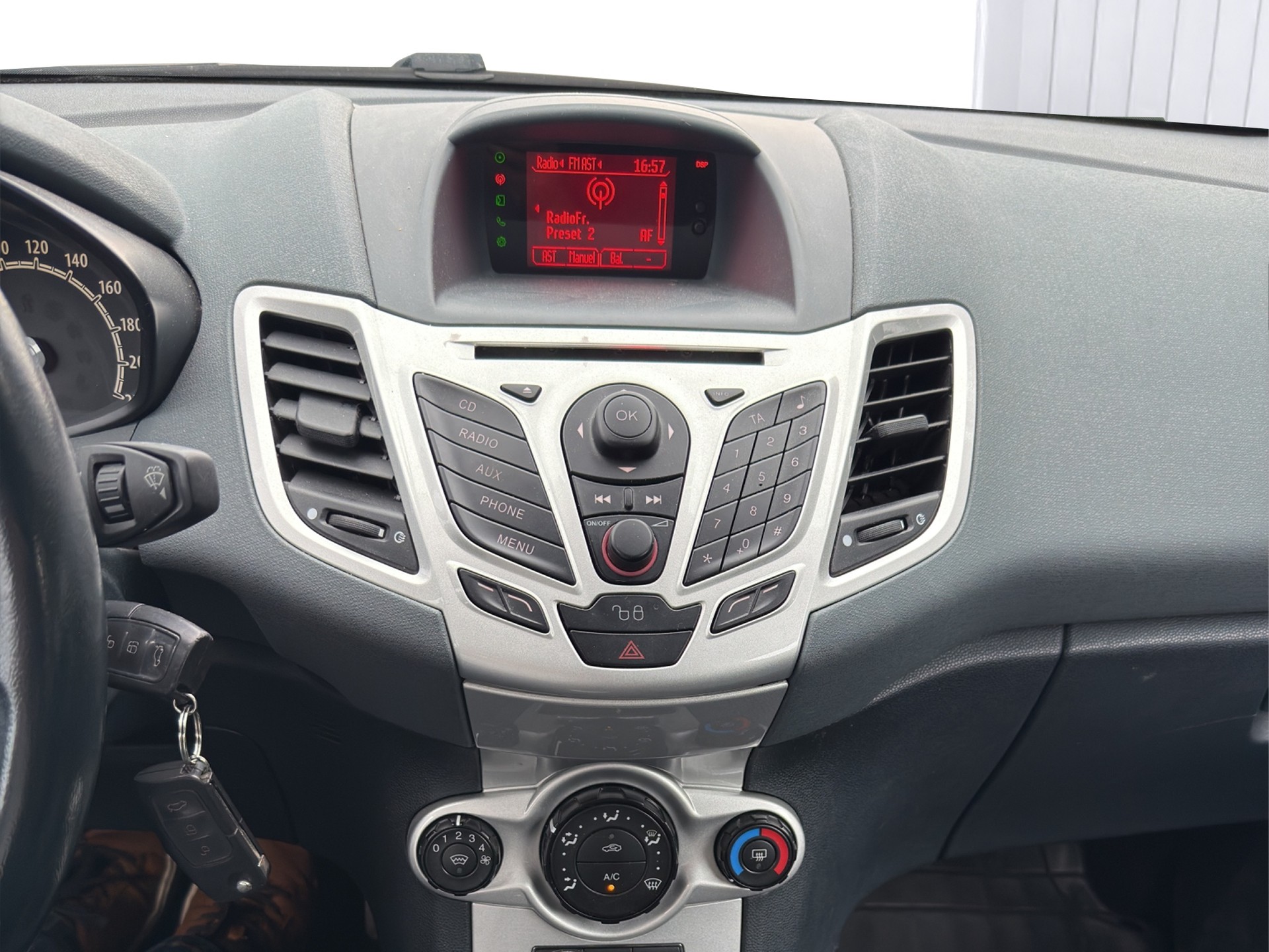 FORD Fiesta 1.6 16V Titanium-image-7