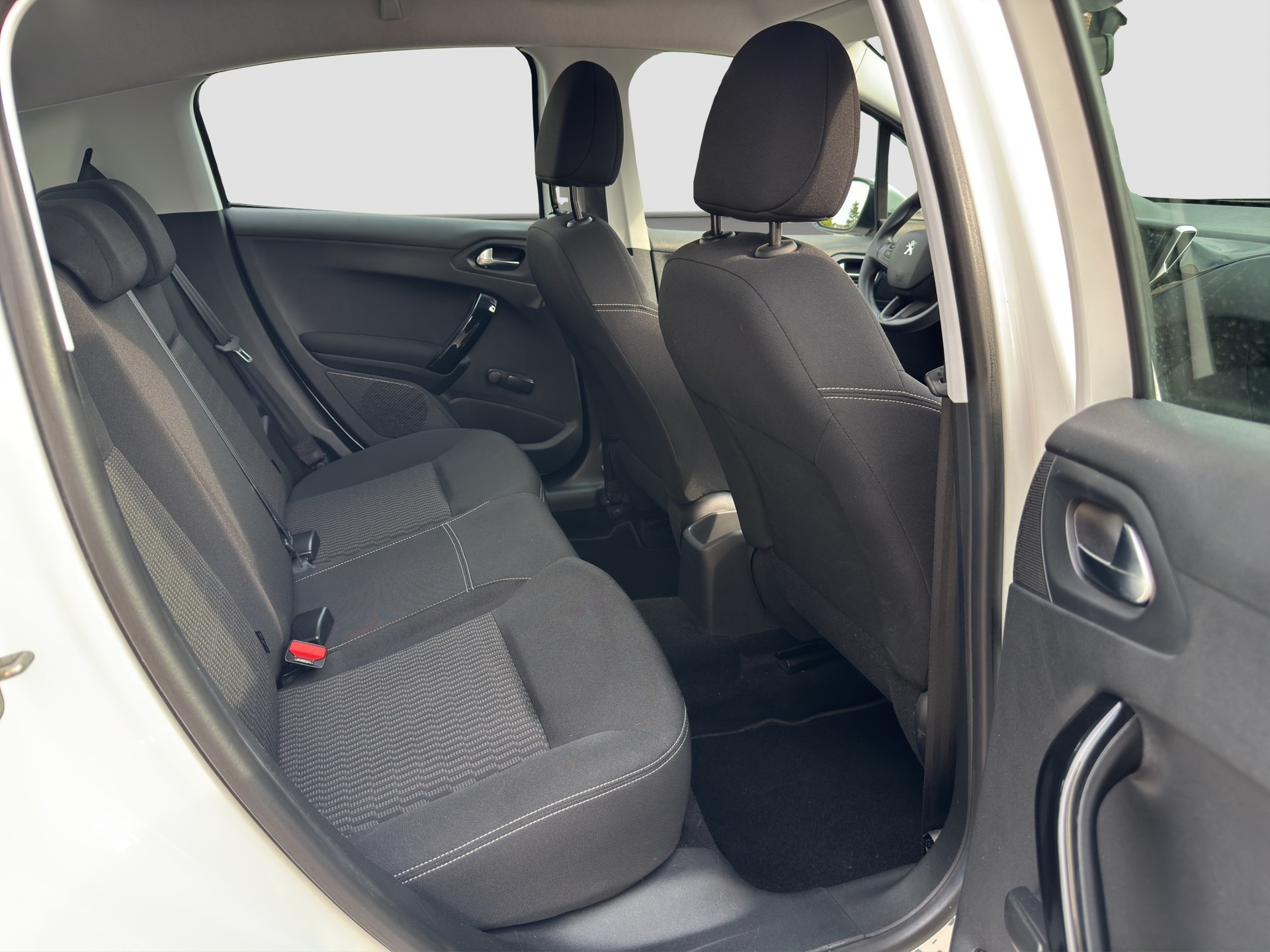 PEUGEOT 208 1.2 PureTech Style-image-14