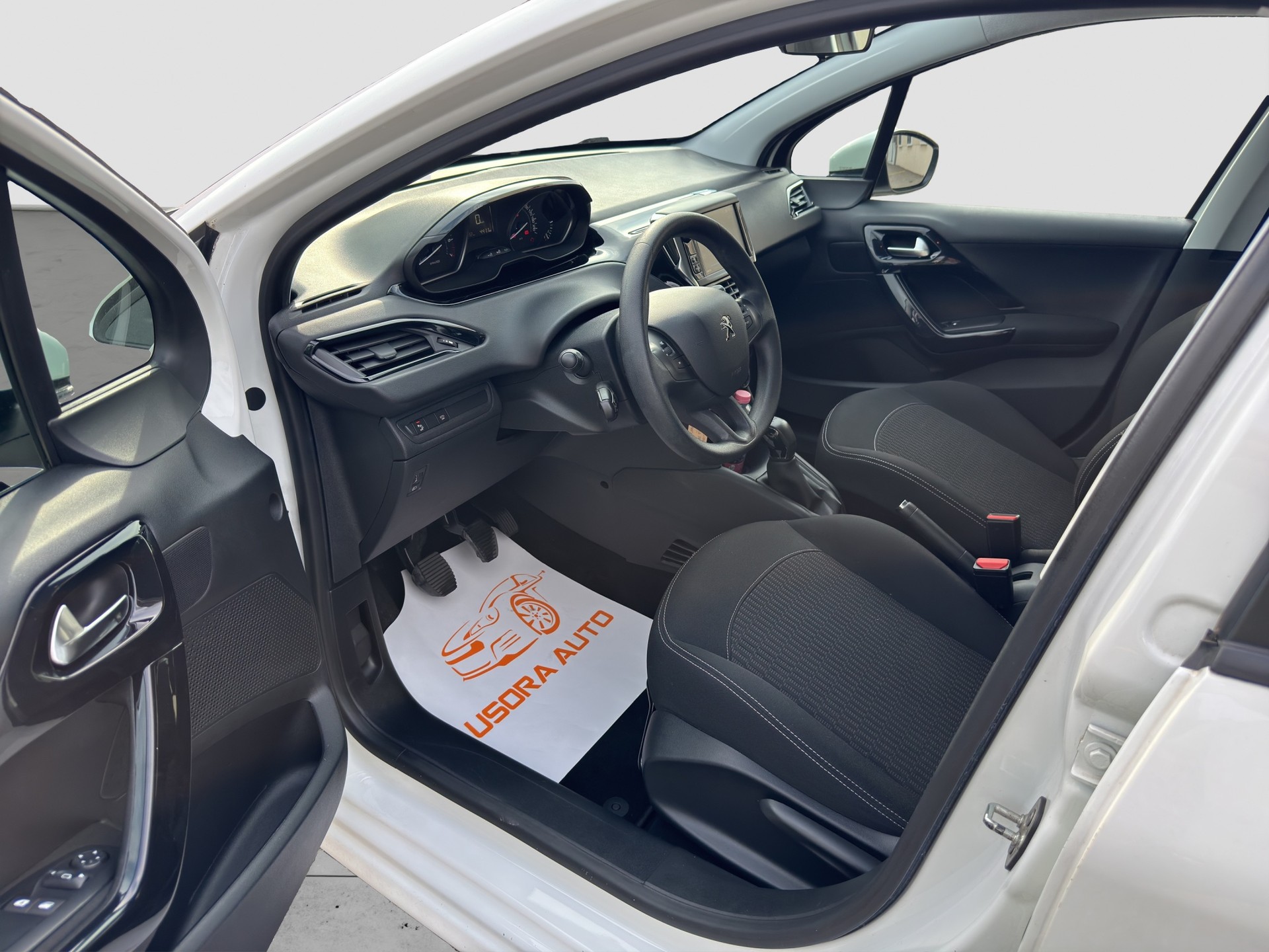 PEUGEOT 208 1.2 PureTech Style-image-13