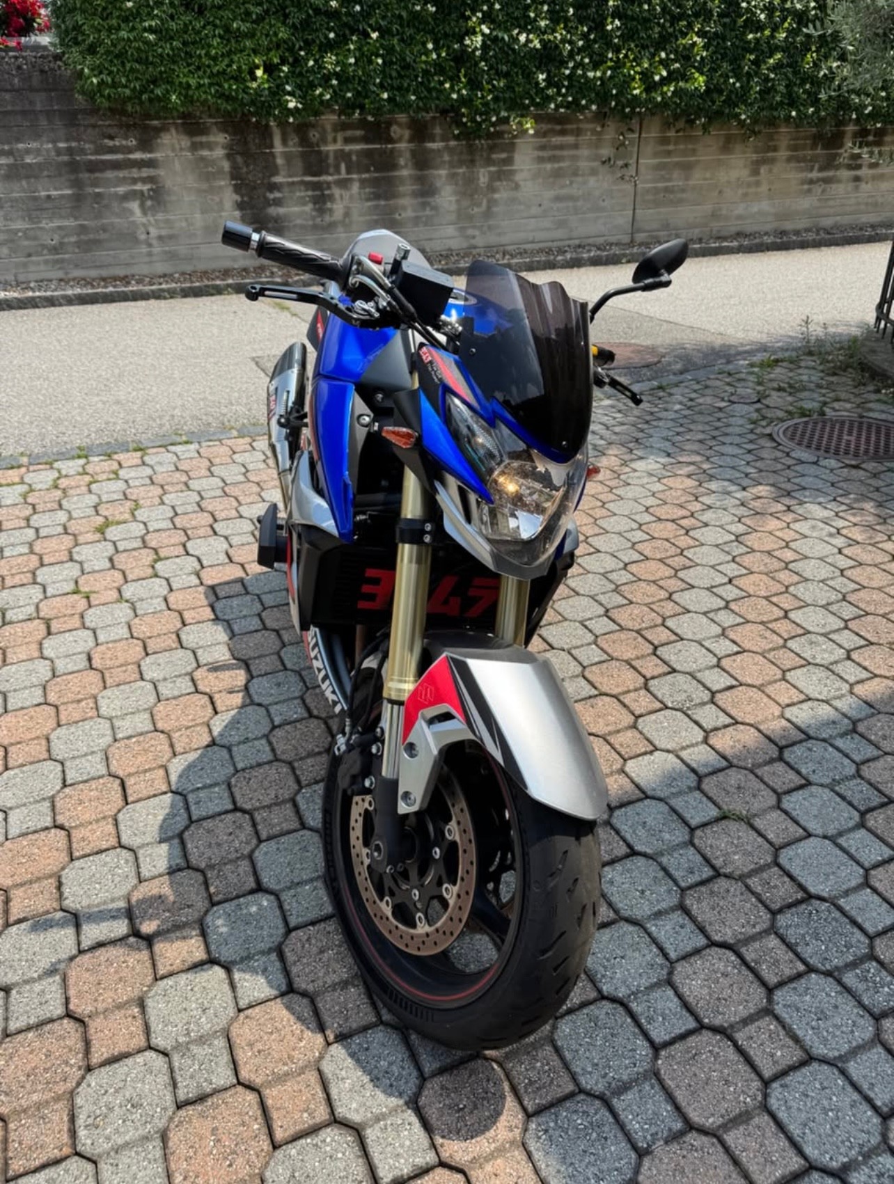 SUZUKI GSR 750-image-4