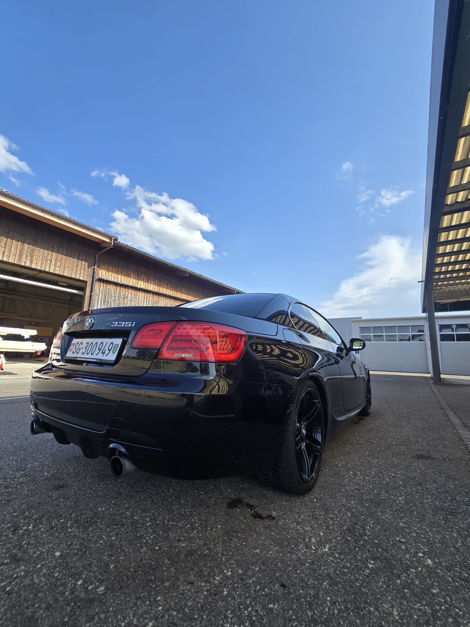 BMW 335i-image-1