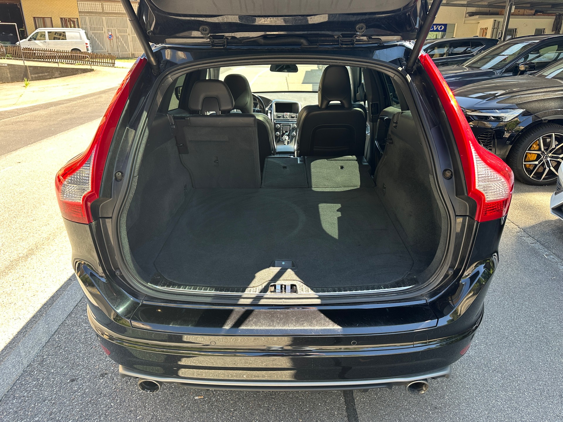 VOLVO XC60 D5 AWD Summum R-Design Geartronic-image-15