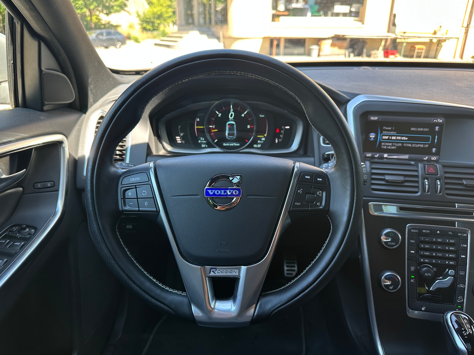 VOLVO XC60 D5 AWD Summum R-Design Geartronic-image-5