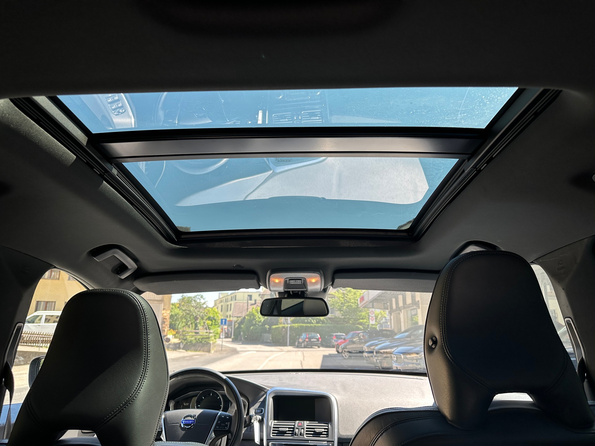 VOLVO XC60 D5 AWD Summum R-Design Geartronic-image-17