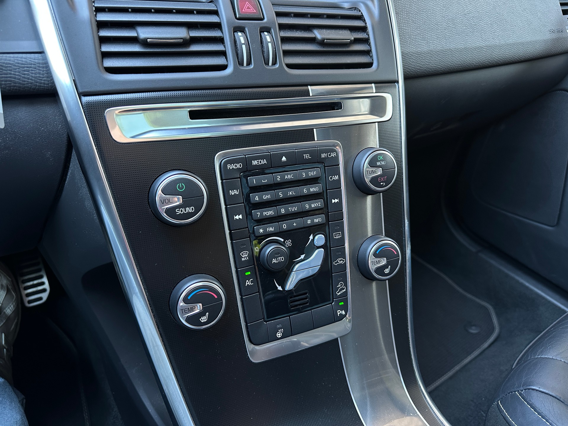 VOLVO XC60 D5 AWD Summum R-Design Geartronic-image-10