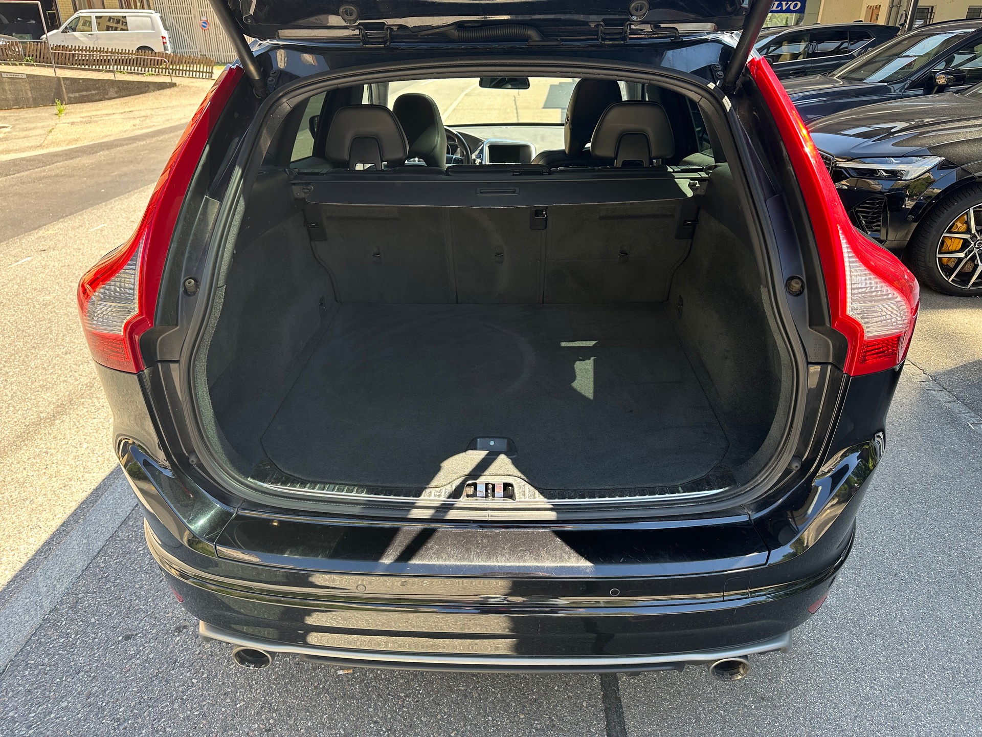 VOLVO XC60 D5 AWD Summum R-Design Geartronic-image-14