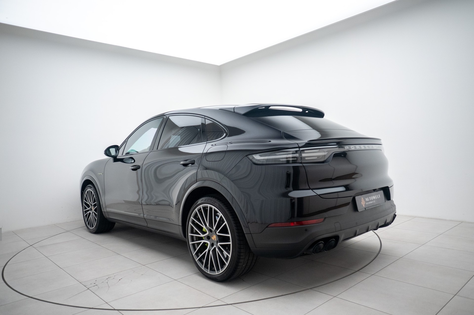 PORSCHE Cayenne Coupé E-Hybrid-image-2