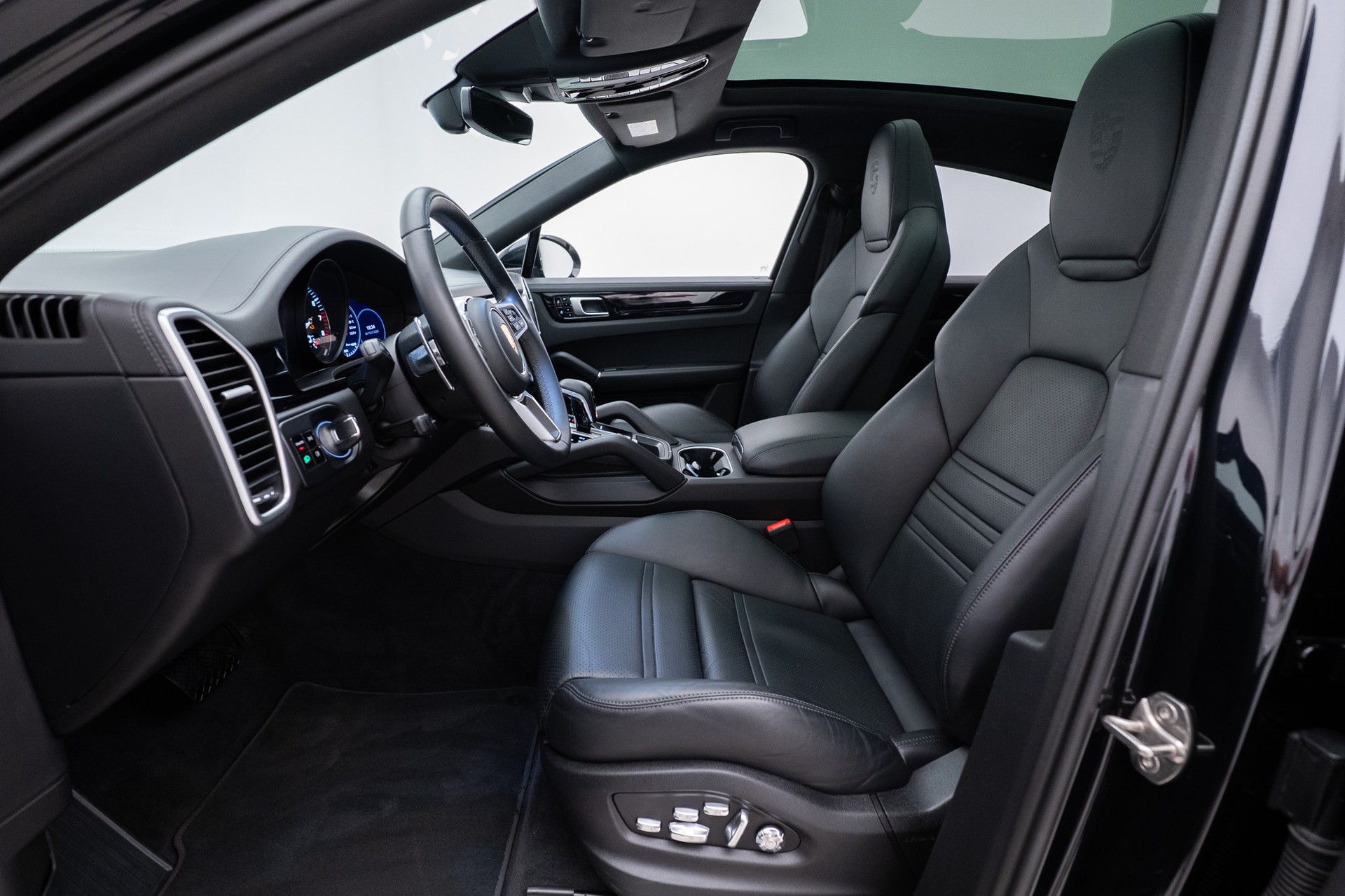 PORSCHE Cayenne Coupé E-Hybrid-image-7