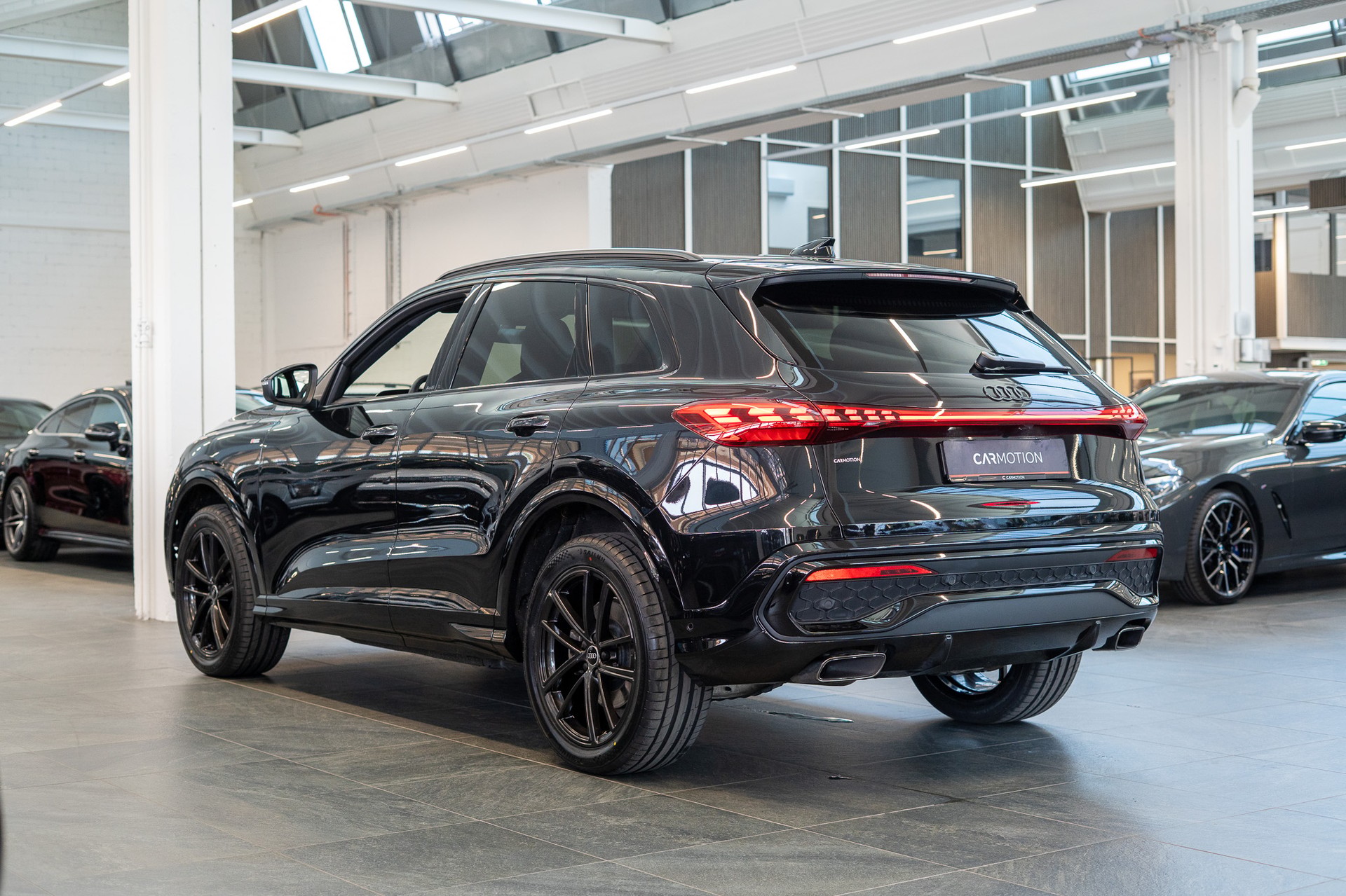 AUDI Q5 2.0 40 TFSI quattro S-Tronic S-Line / Rückfahrkamera / Navi / Sportsitze-showroom-element-3