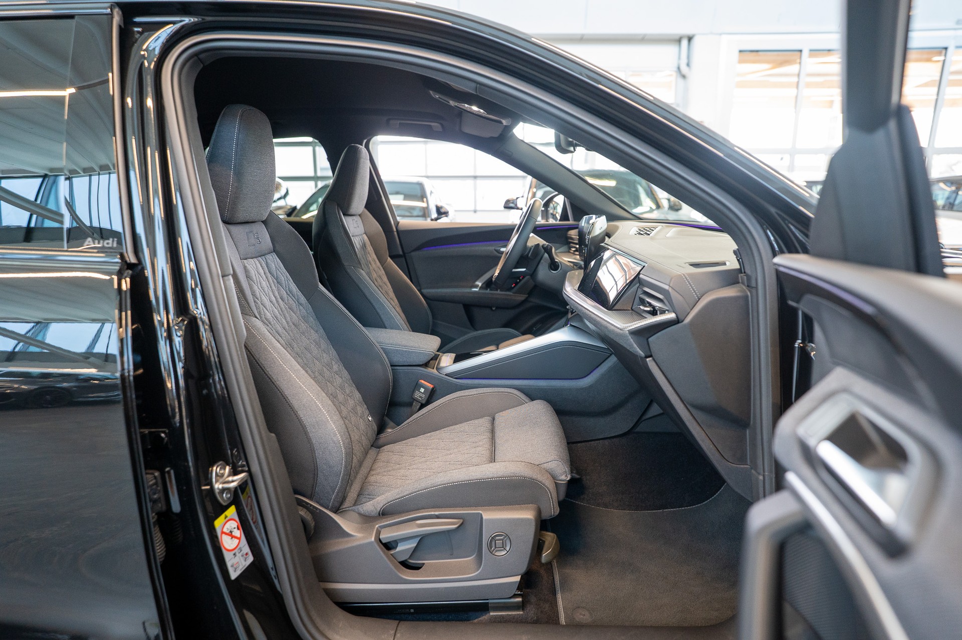 AUDI Q5 2.0 40 TFSI quattro S-Tronic S-Line / Rückfahrkamera / Navi / Sportsitze-image-14