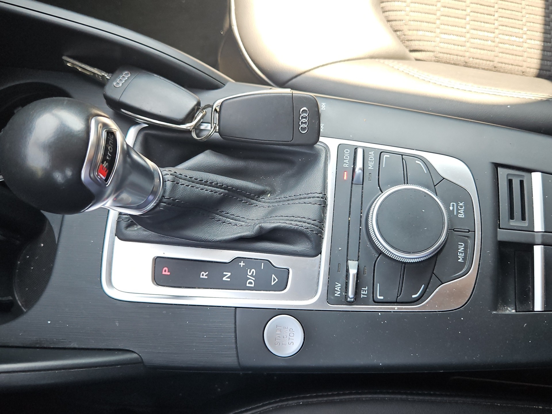 AUDI A3 Limousine 2.0 TDI Ambiente quattro S-tronic-image-8