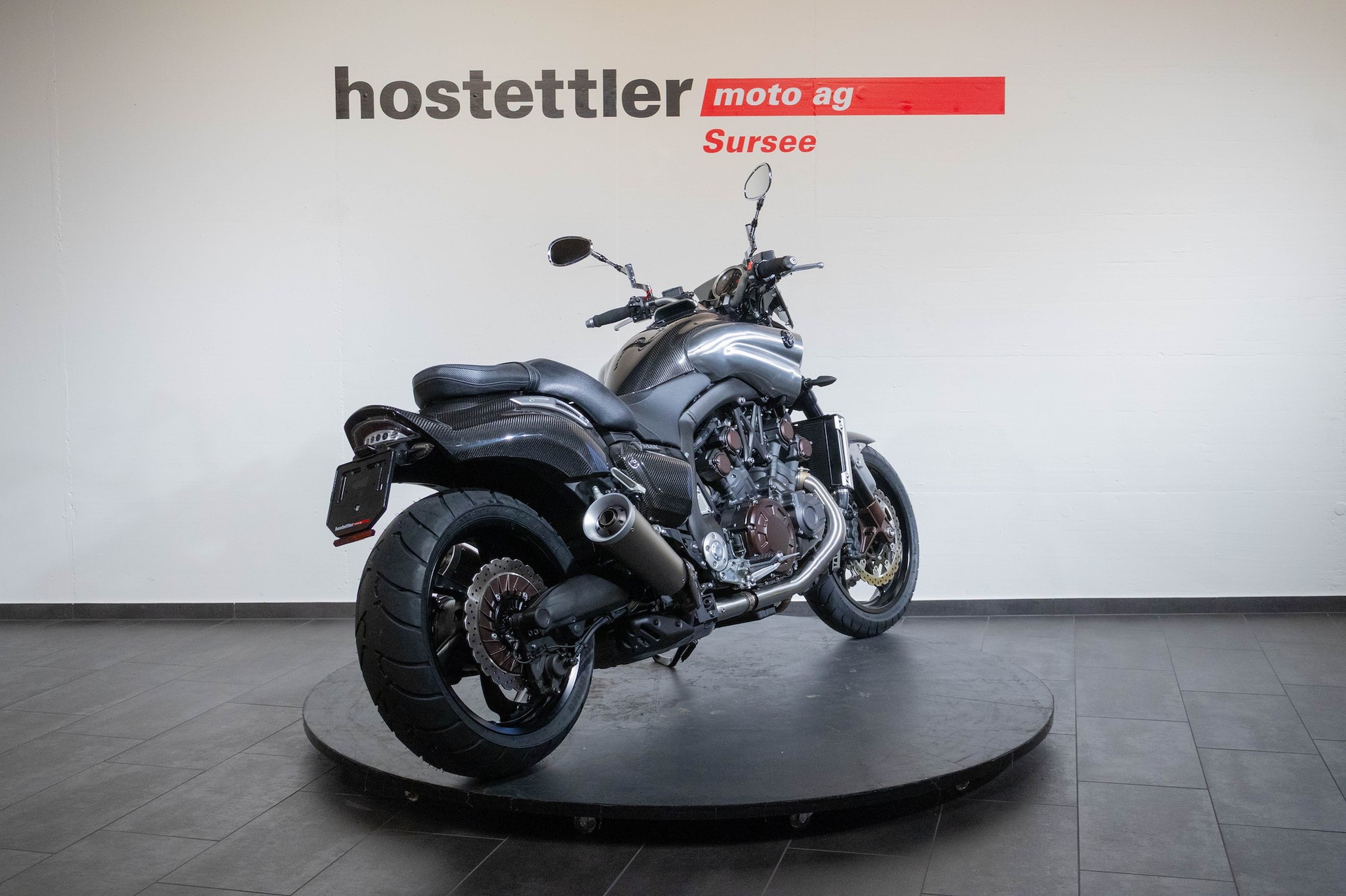YAMAHA VMAX 1700 Carbon-showroom-element-3