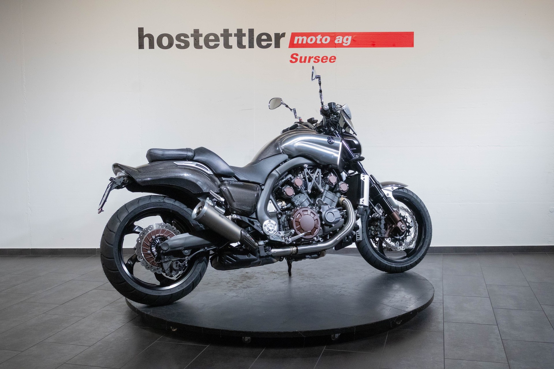 YAMAHA VMAX 1700 Carbon-showroom-element-2