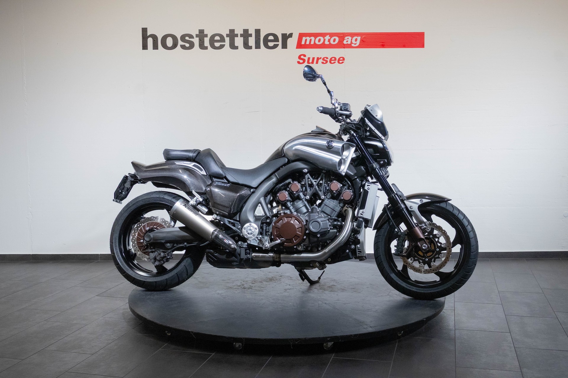 YAMAHA VMAX 1700 Carbon-showroom-element-1