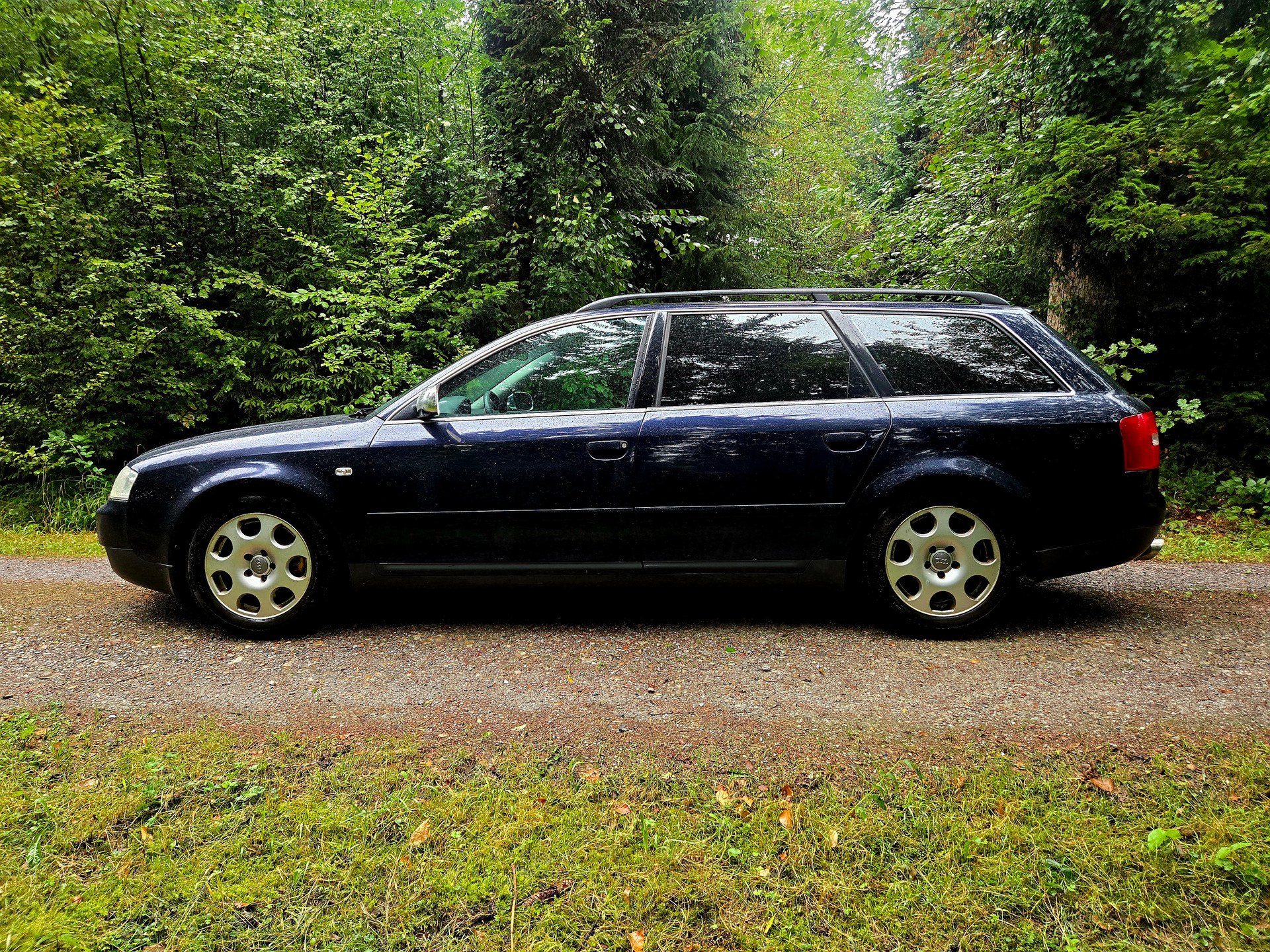 AUDI A6 Avant 2.4 quattro-image-11