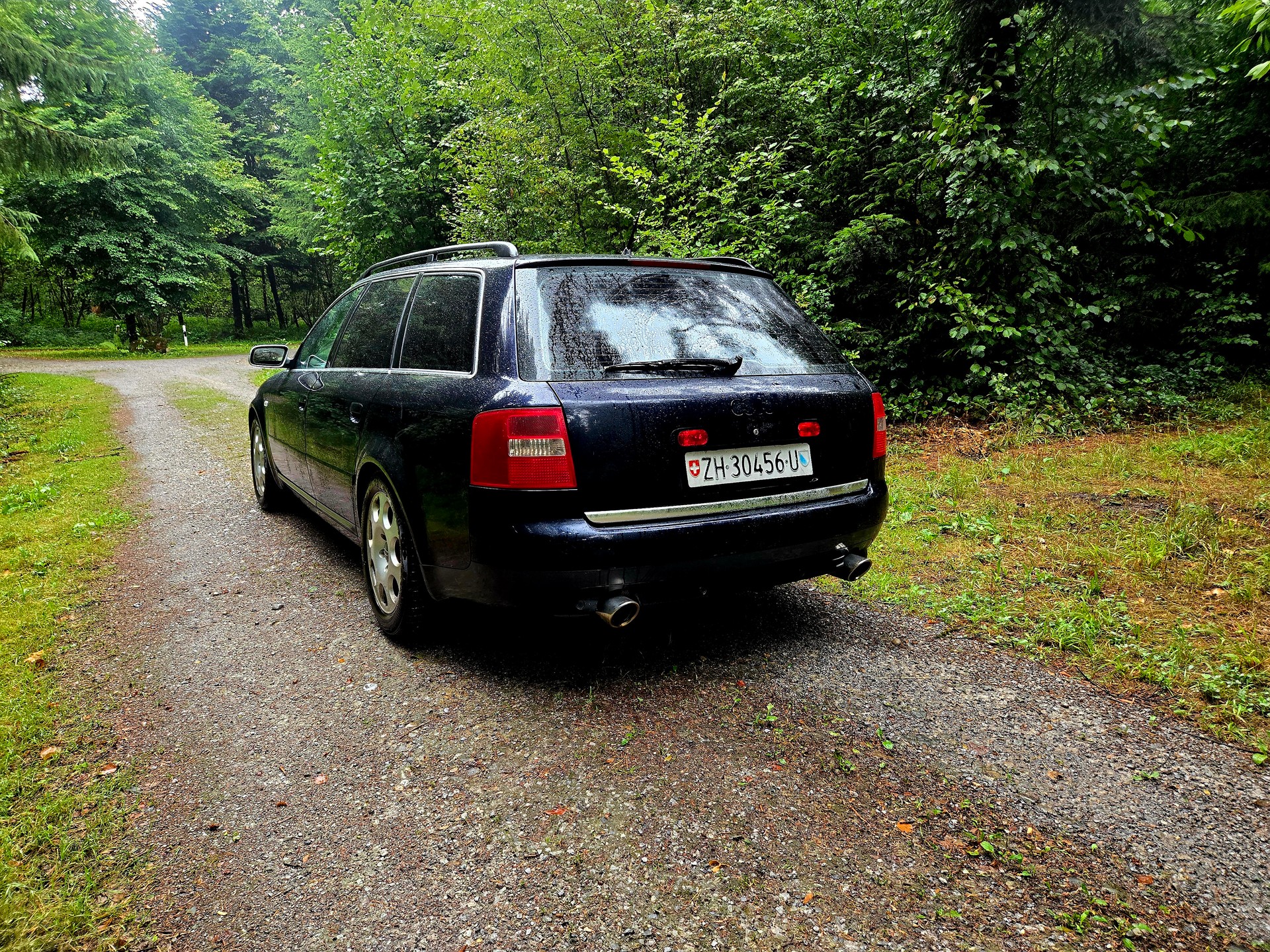 AUDI A6 Avant 2.4 quattro-image-10