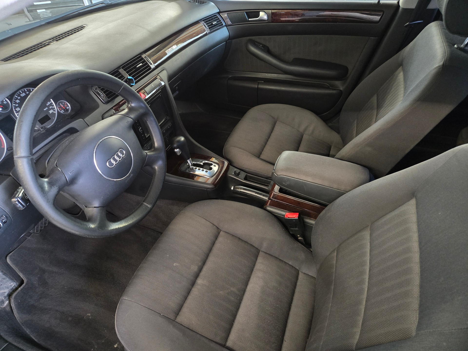 AUDI A6 Avant 2.4 quattro-image-4