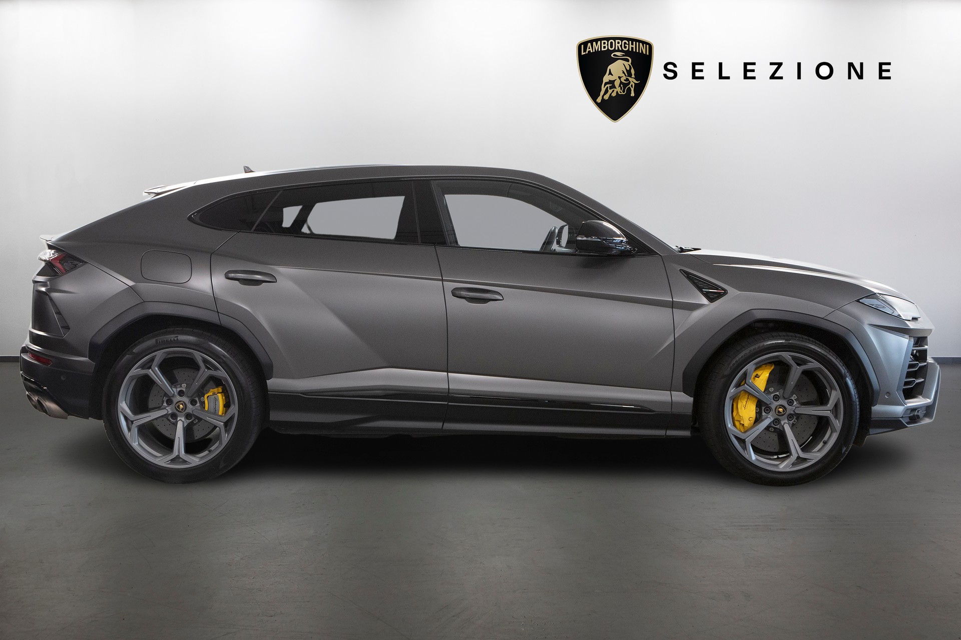LAMBORGHINI Urus E-Gear-showroom-element-1