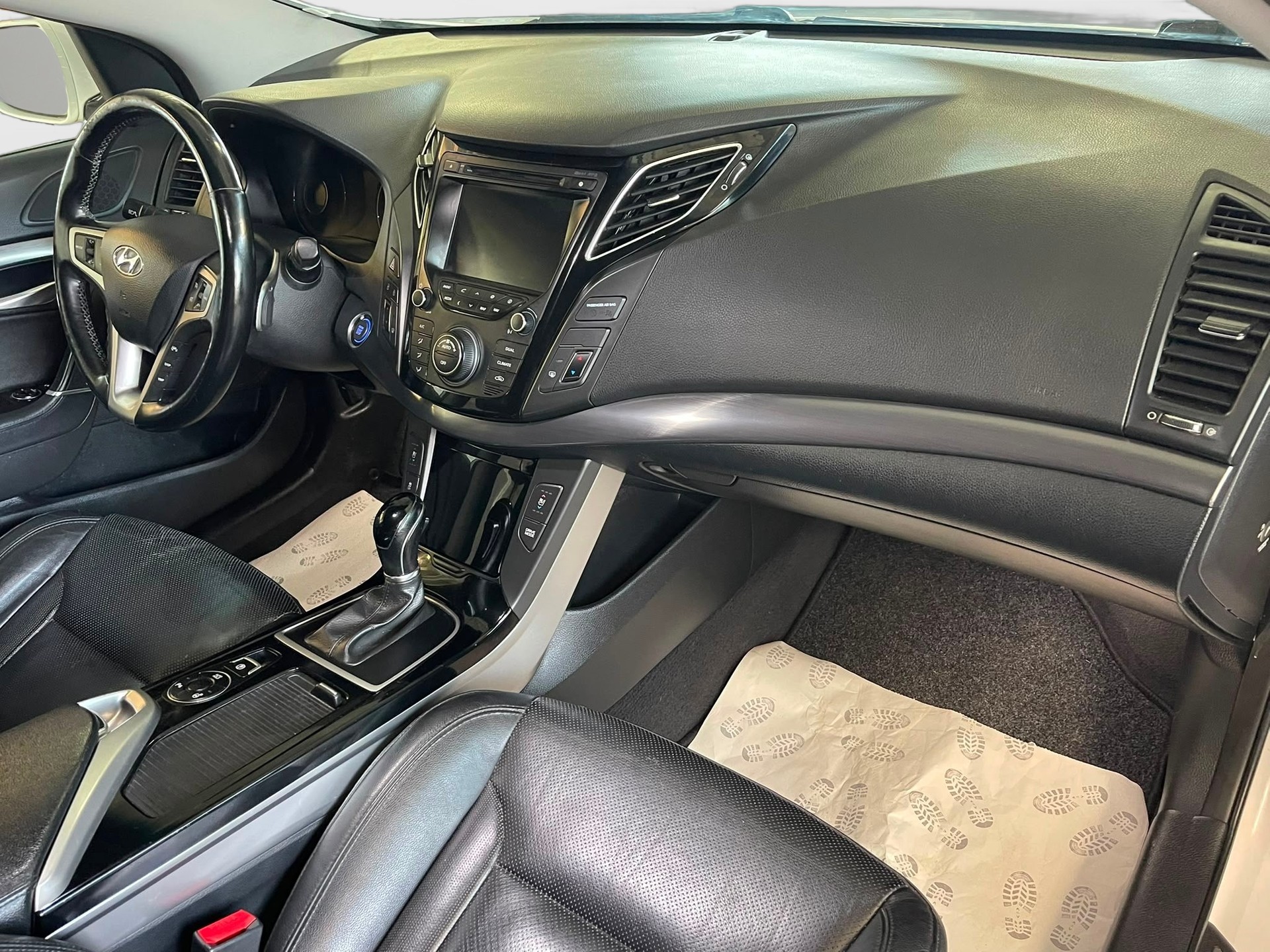 HYUNDAI i40 Wagon 1.7 CRDI Premium Automatic | Frisch MFK | CH-Auto | Ab Service | Pano Dach | Leder-image-8