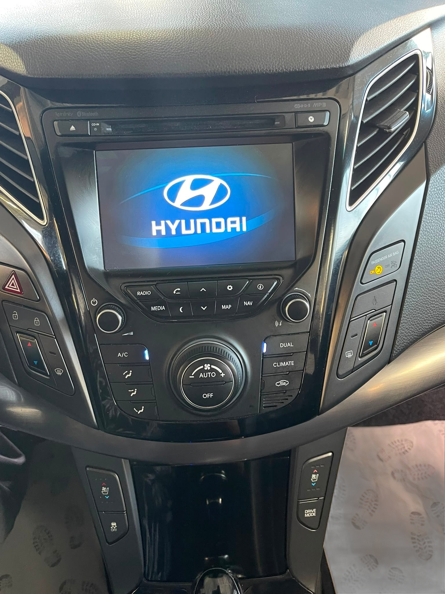 HYUNDAI i40 Wagon 1.7 CRDI Premium Automatic | Frisch MFK | CH-Auto | Ab Service | Pano Dach | Leder-image-14