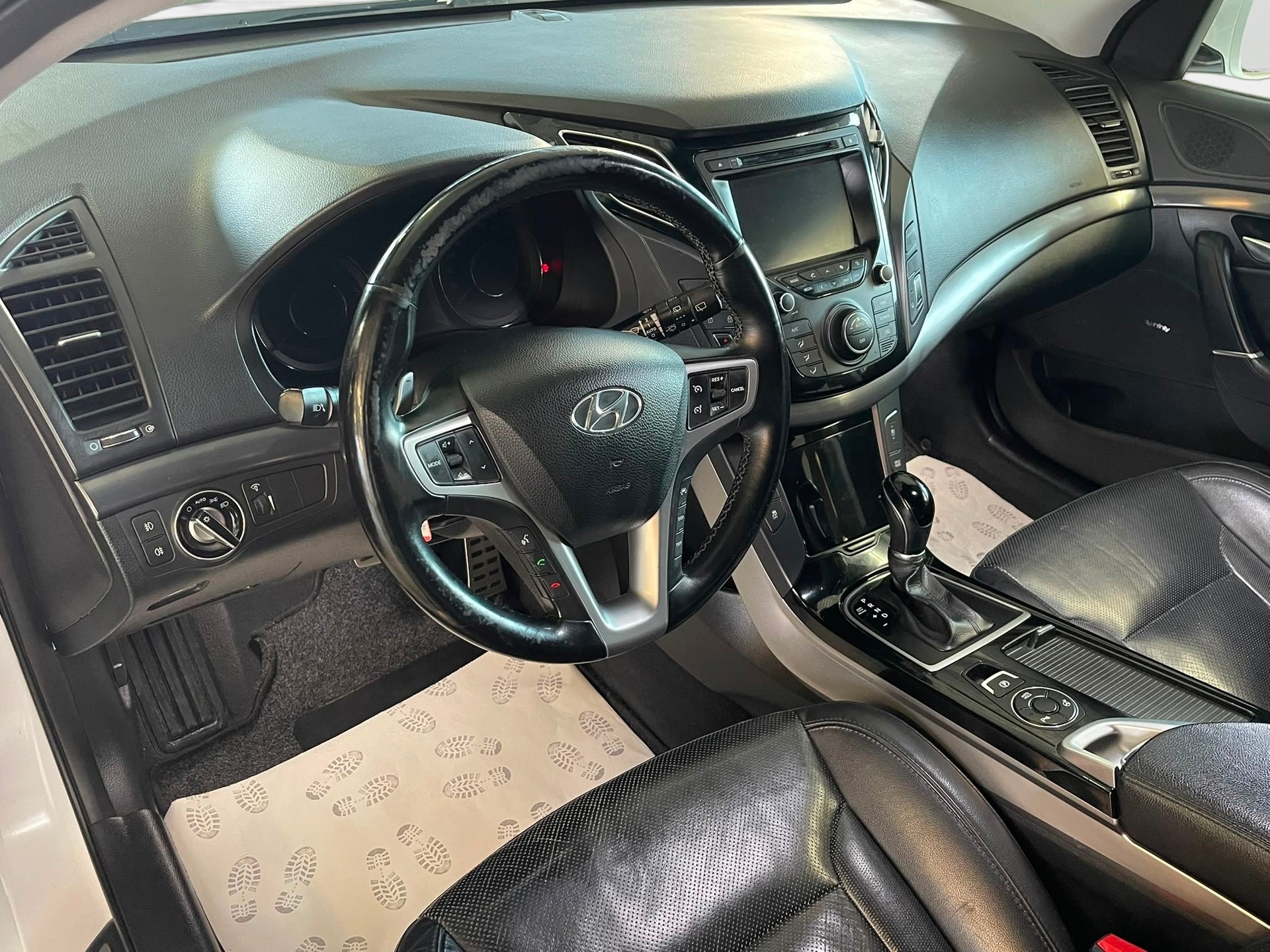 HYUNDAI i40 Wagon 1.7 CRDI Premium Automatic | Frisch MFK | CH-Auto | Ab Service | Pano Dach | Leder-image-7