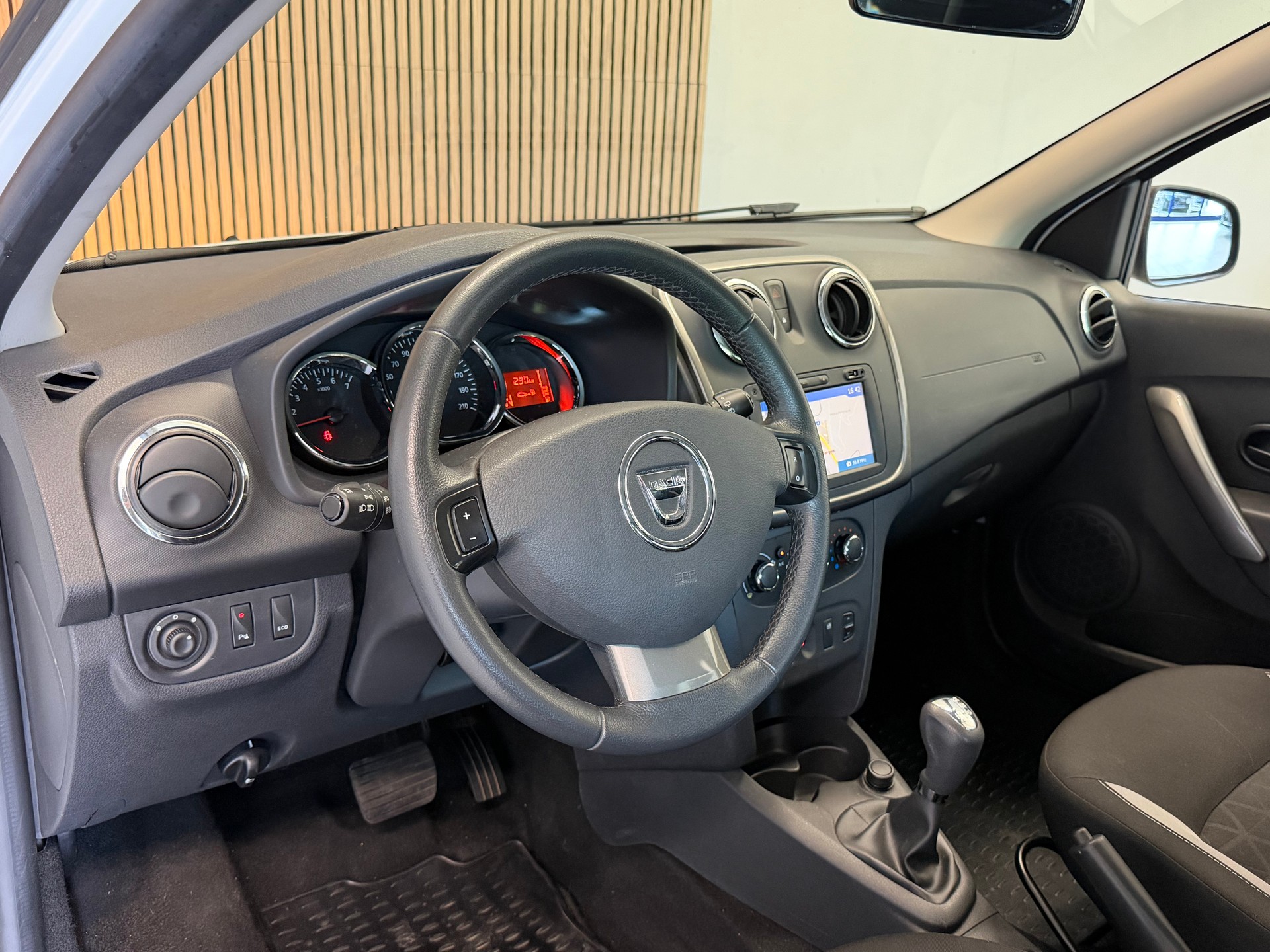 DACIA Sandero Tce 90 Stepway Lauréate Automatic-image-8