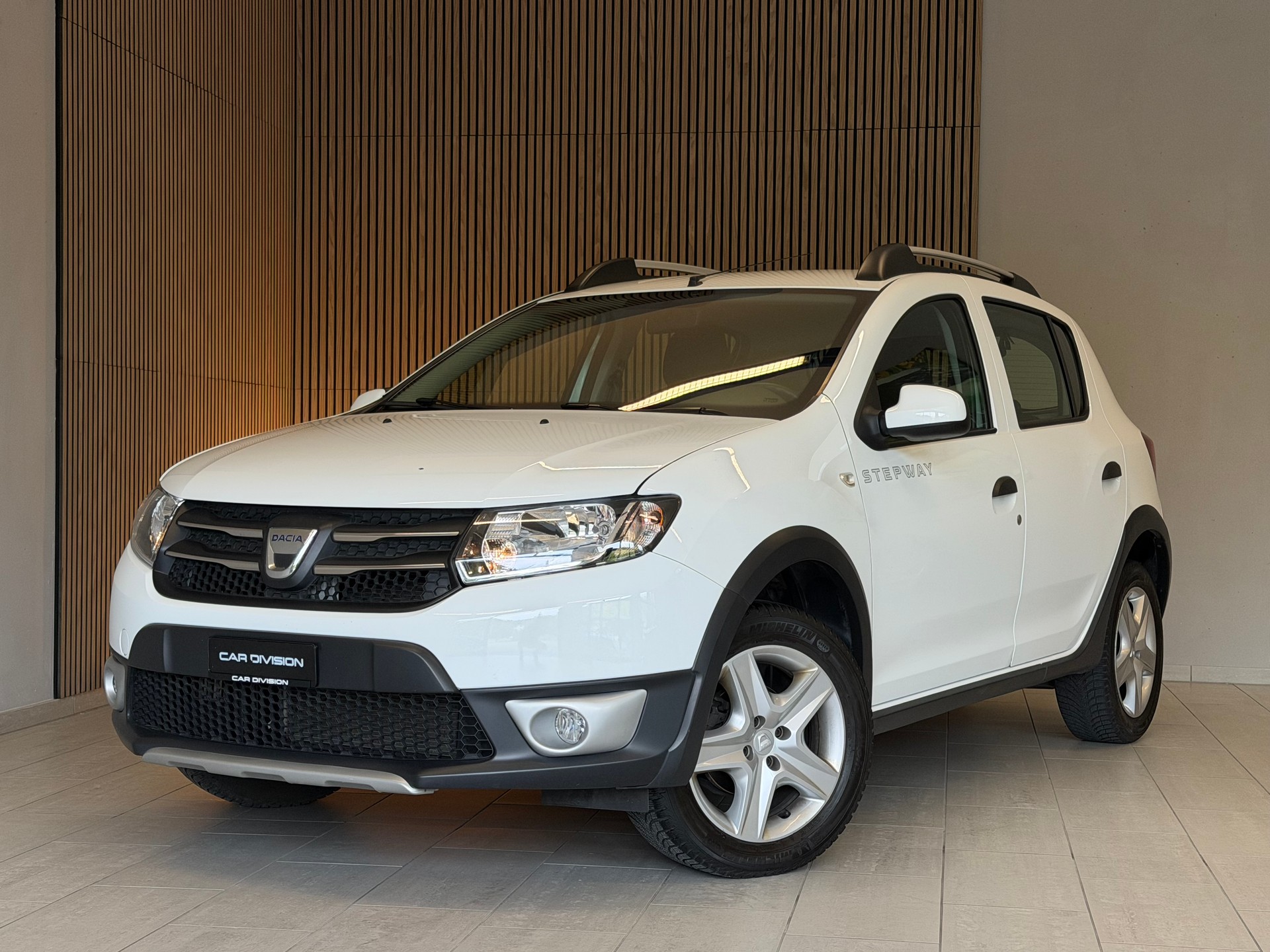 DACIA Sandero Tce 90 Stepway Lauréate Automatic-image-0