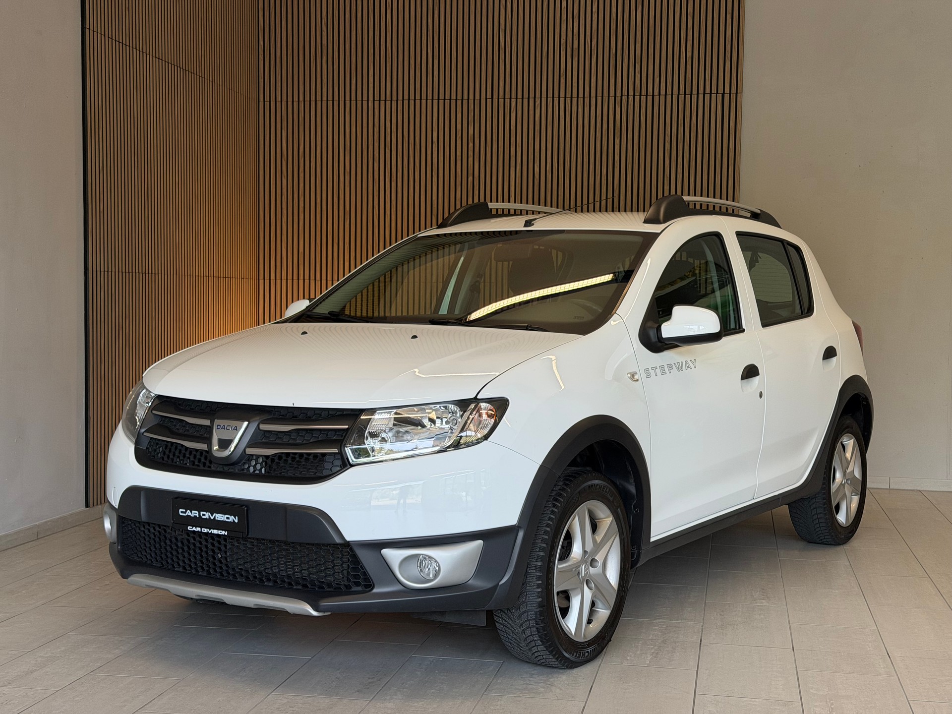 DACIA Sandero Tce 90 Stepway Lauréate Automatic-image-1