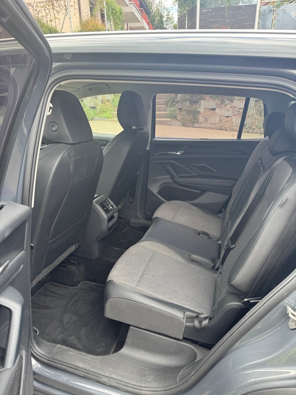 VW Tayron 2.0 TDI 4Motion DSG, 5 Jahre Werksgarantie, 7 Sitzer, AHK, 4x4, garagengepflegt-image-4