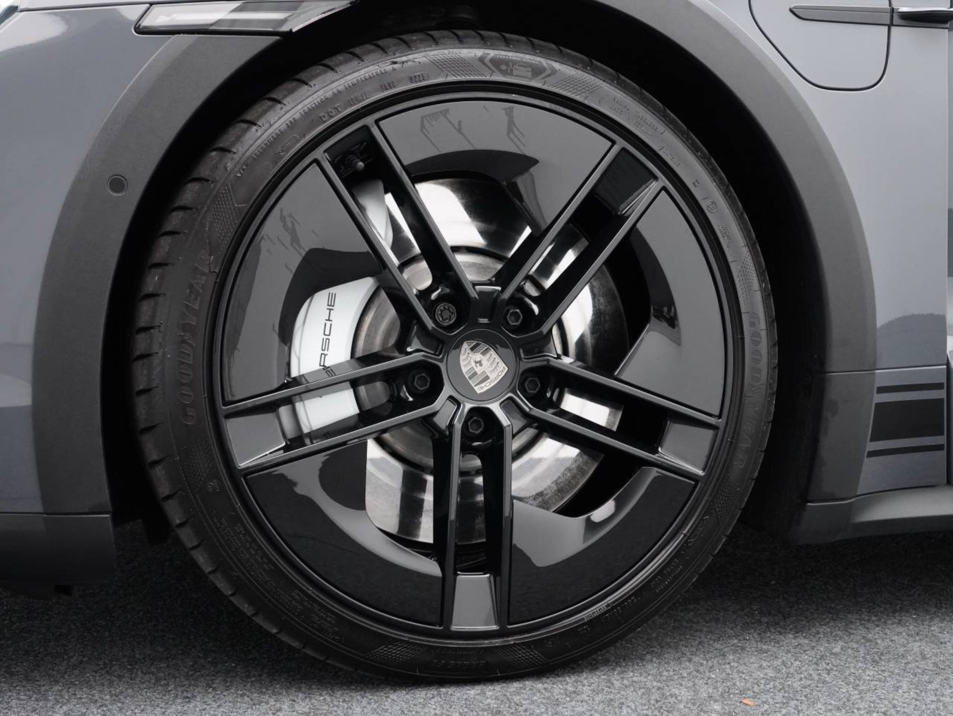 PORSCHE Taycan Turbo Cross Turismo-image-10