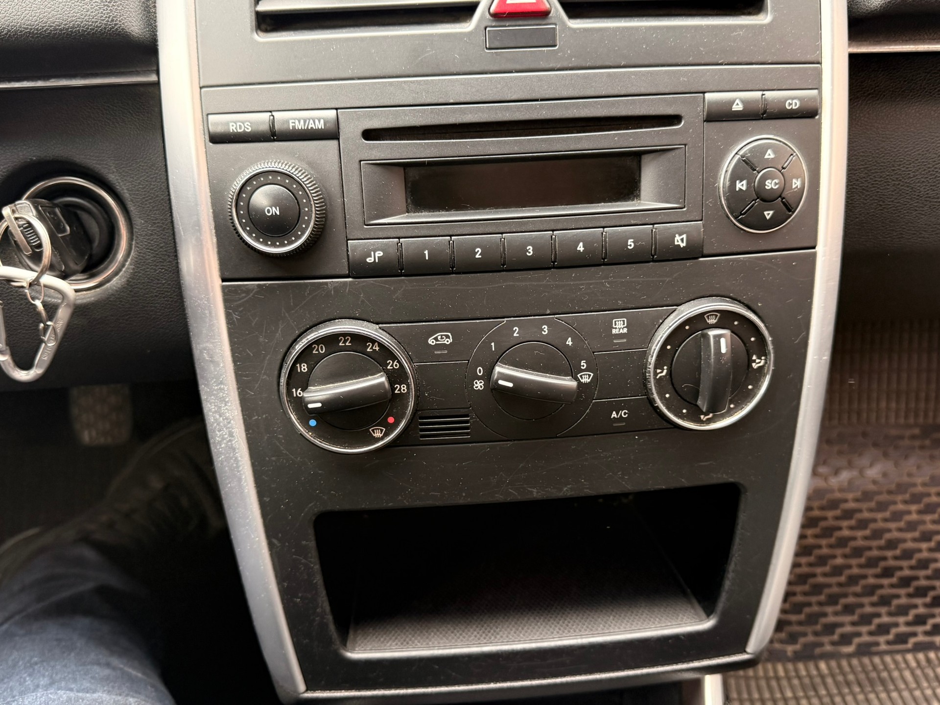 MERCEDES-BENZ B 200 CDI-image-13