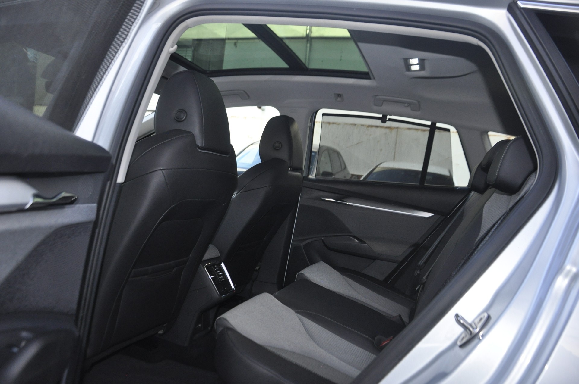 SKODA Enyaq iV 80 I Anhängerkupplung I Panorama-Glasdach-image-5