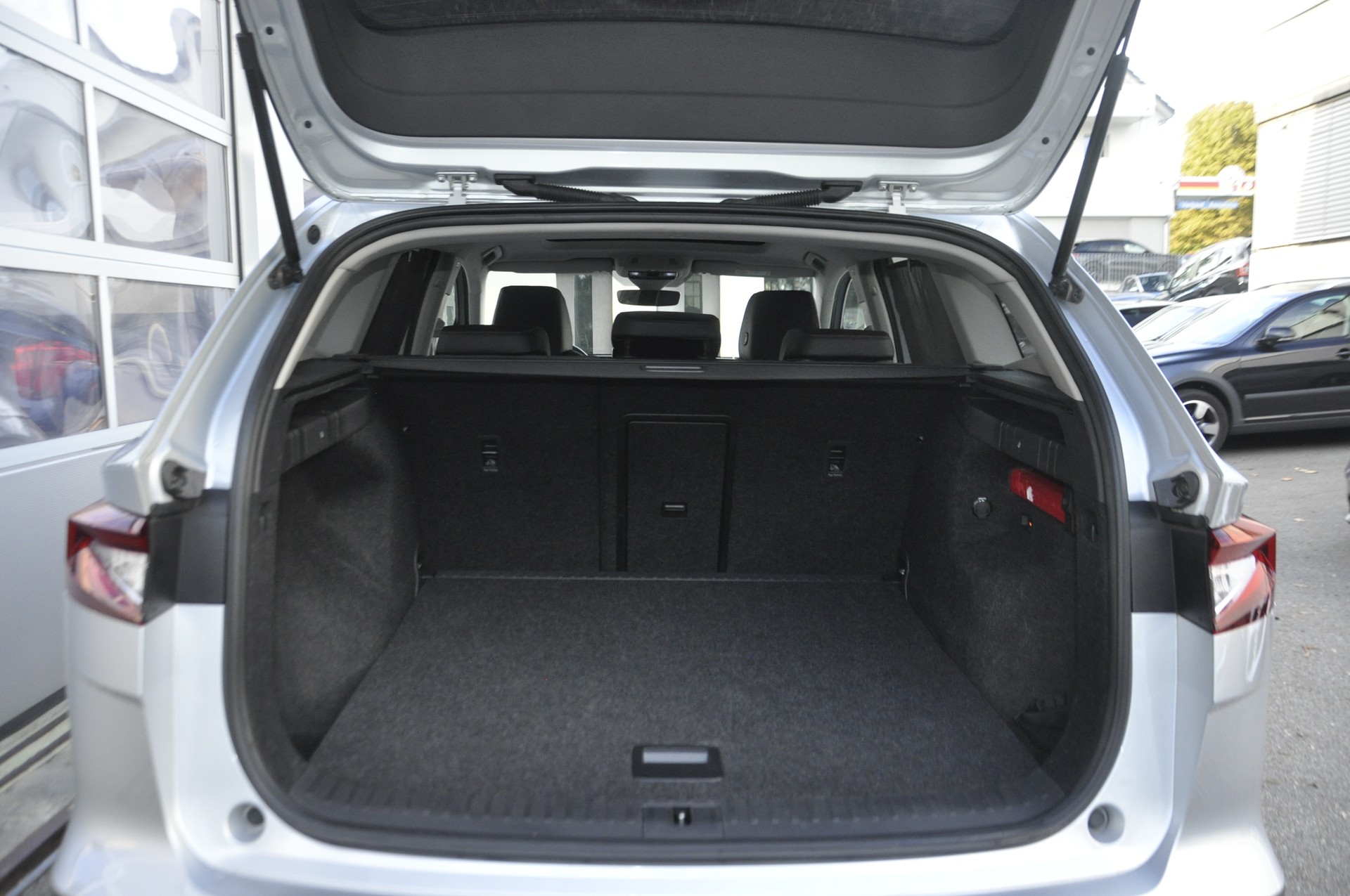 SKODA Enyaq iV 80 I Anhängerkupplung I Panorama-Glasdach-image-12