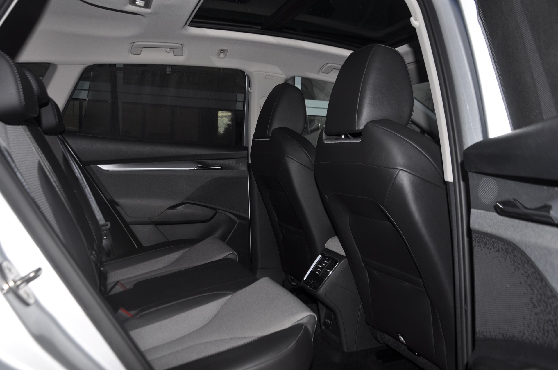 SKODA Enyaq iV 80 I Anhängerkupplung I Panorama-Glasdach-image-8
