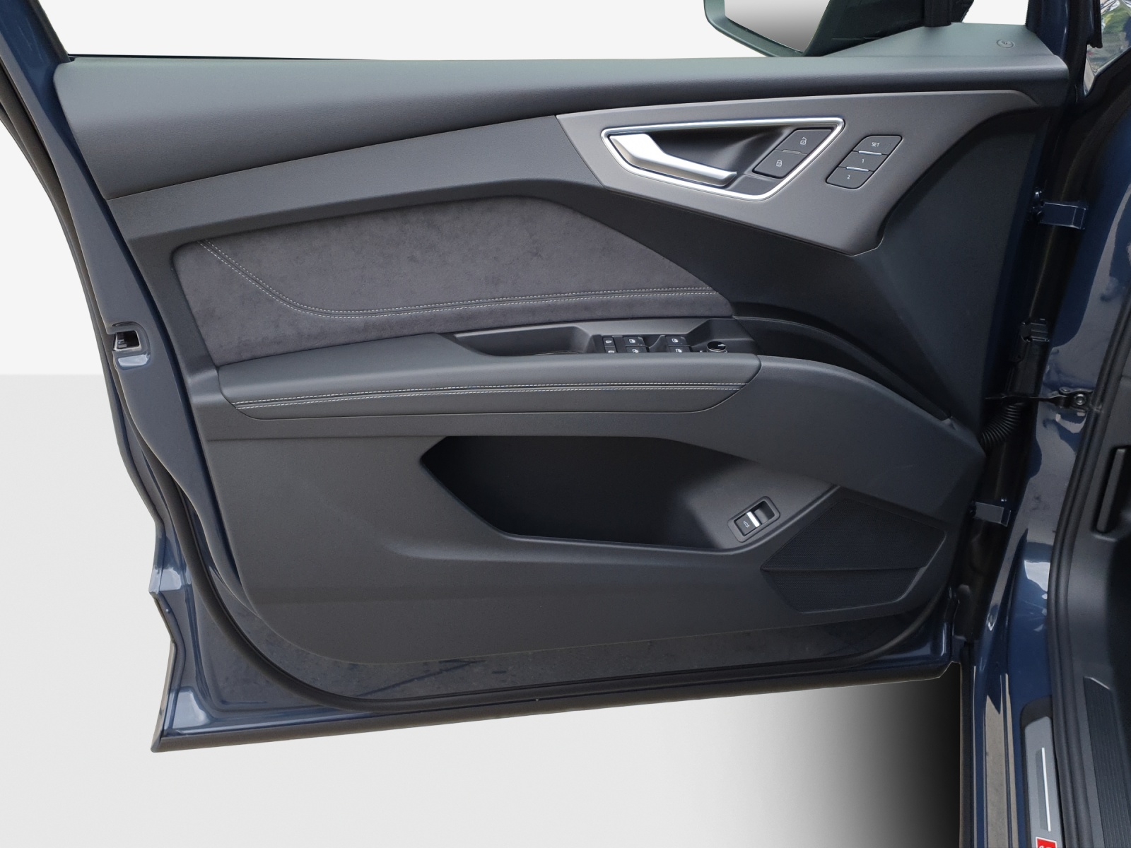 AUDI Q4 e-tron SUV quattro performance Swiss Ski-image-14