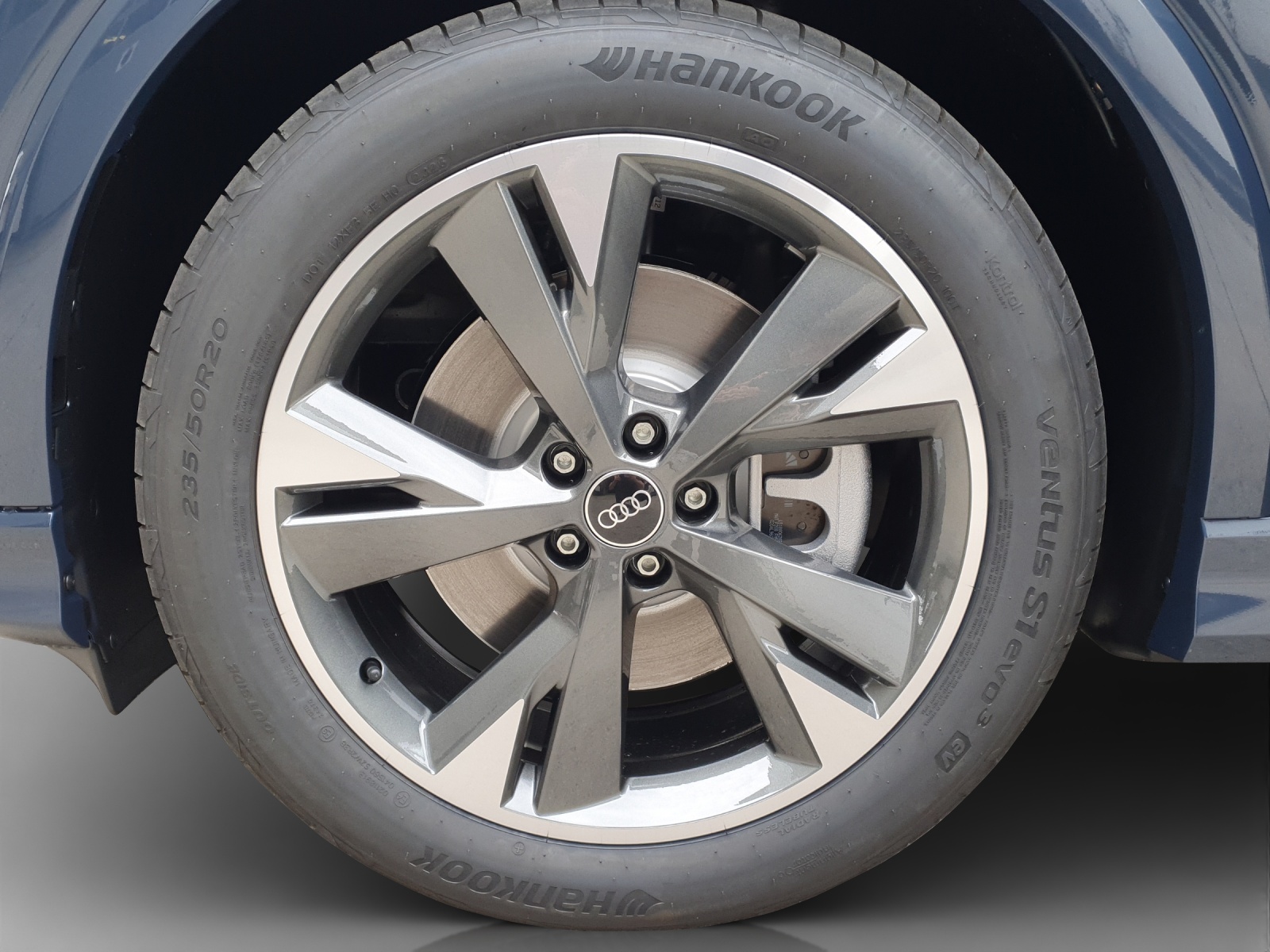 AUDI Q4 e-tron SUV quattro performance Swiss Ski-image-13