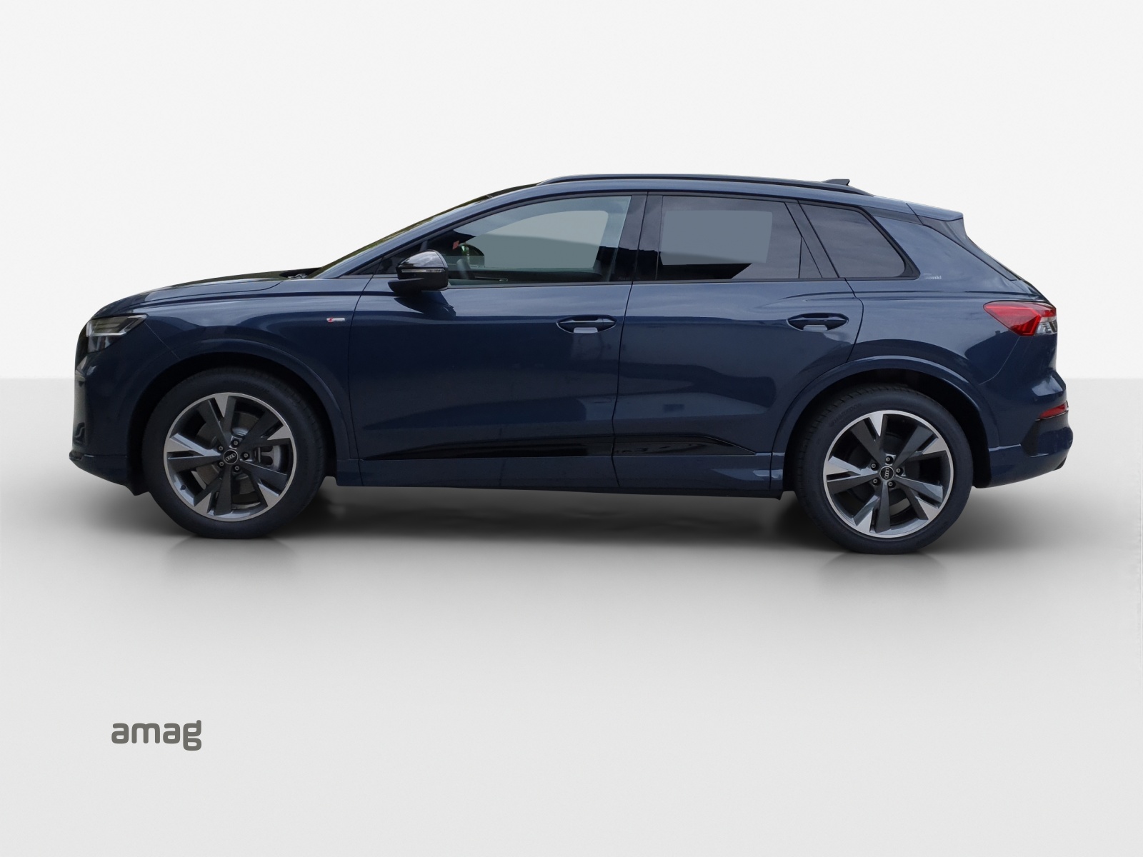 AUDI Q4 e-tron SUV quattro performance Swiss Ski-image-1