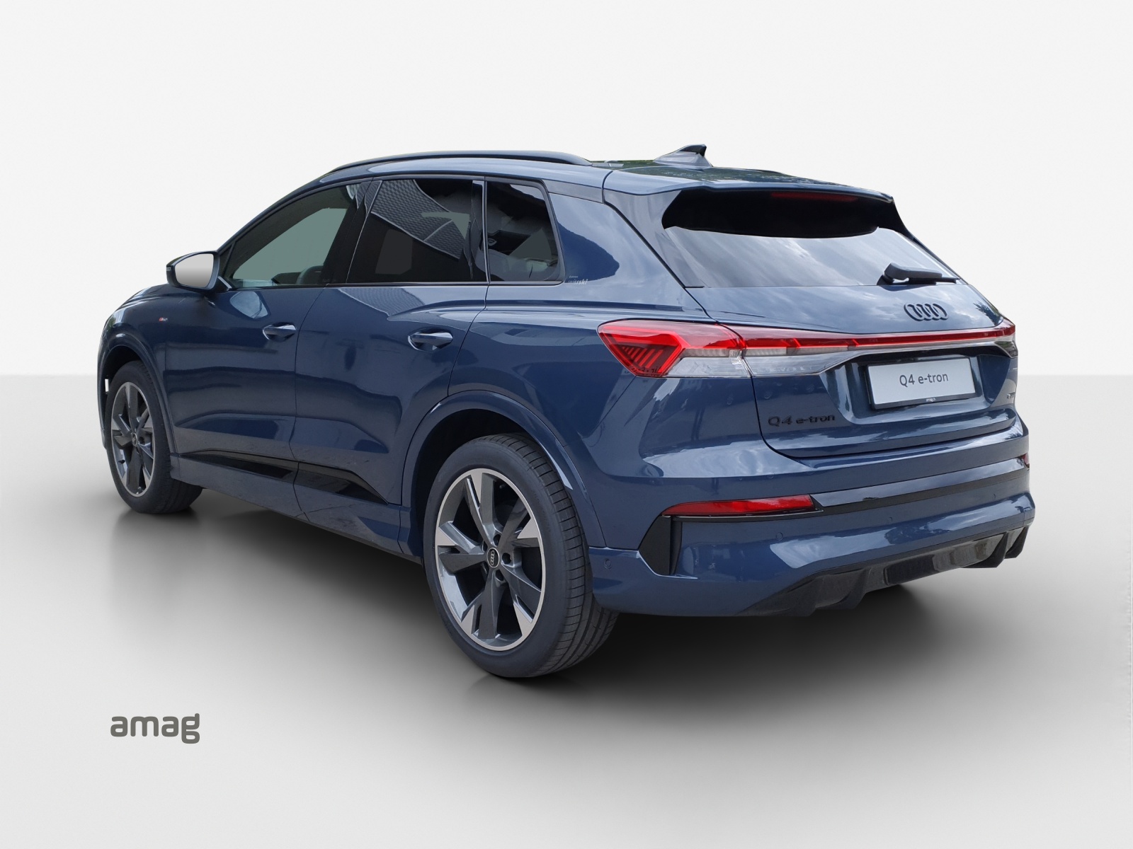 AUDI Q4 e-tron SUV quattro performance Swiss Ski-image-2