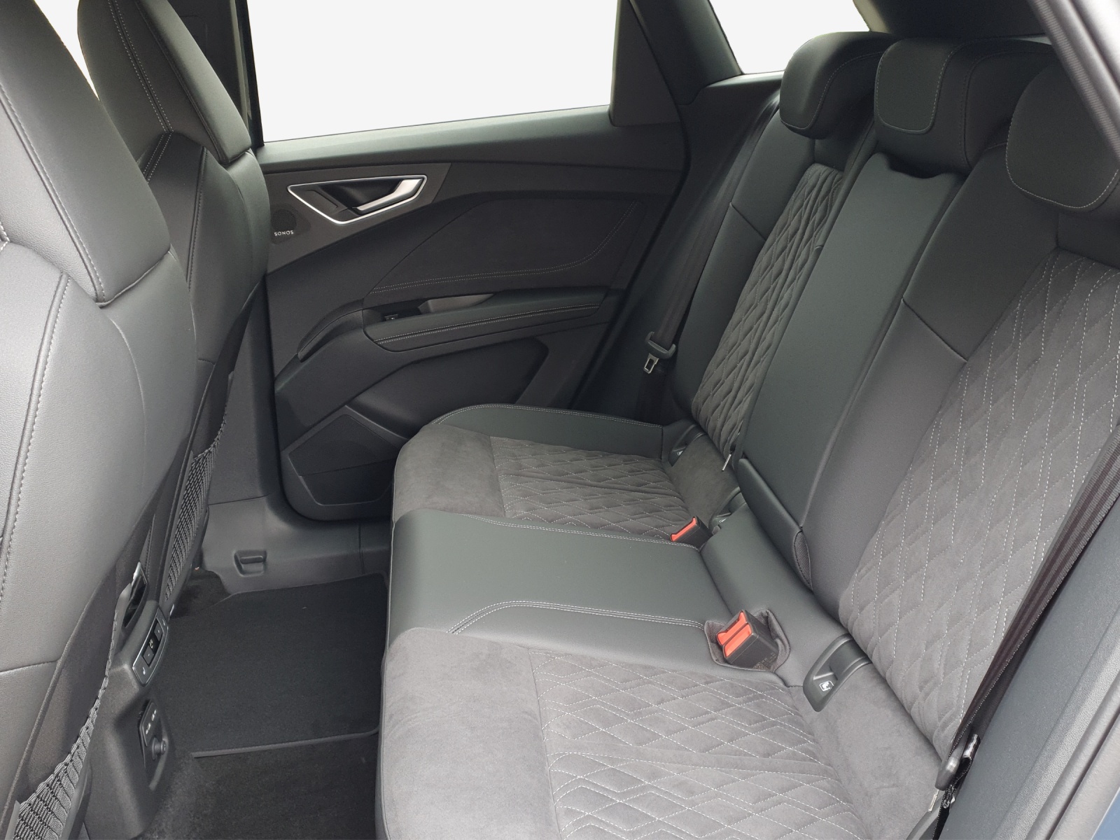 AUDI Q4 e-tron SUV quattro performance Swiss Ski-image-11