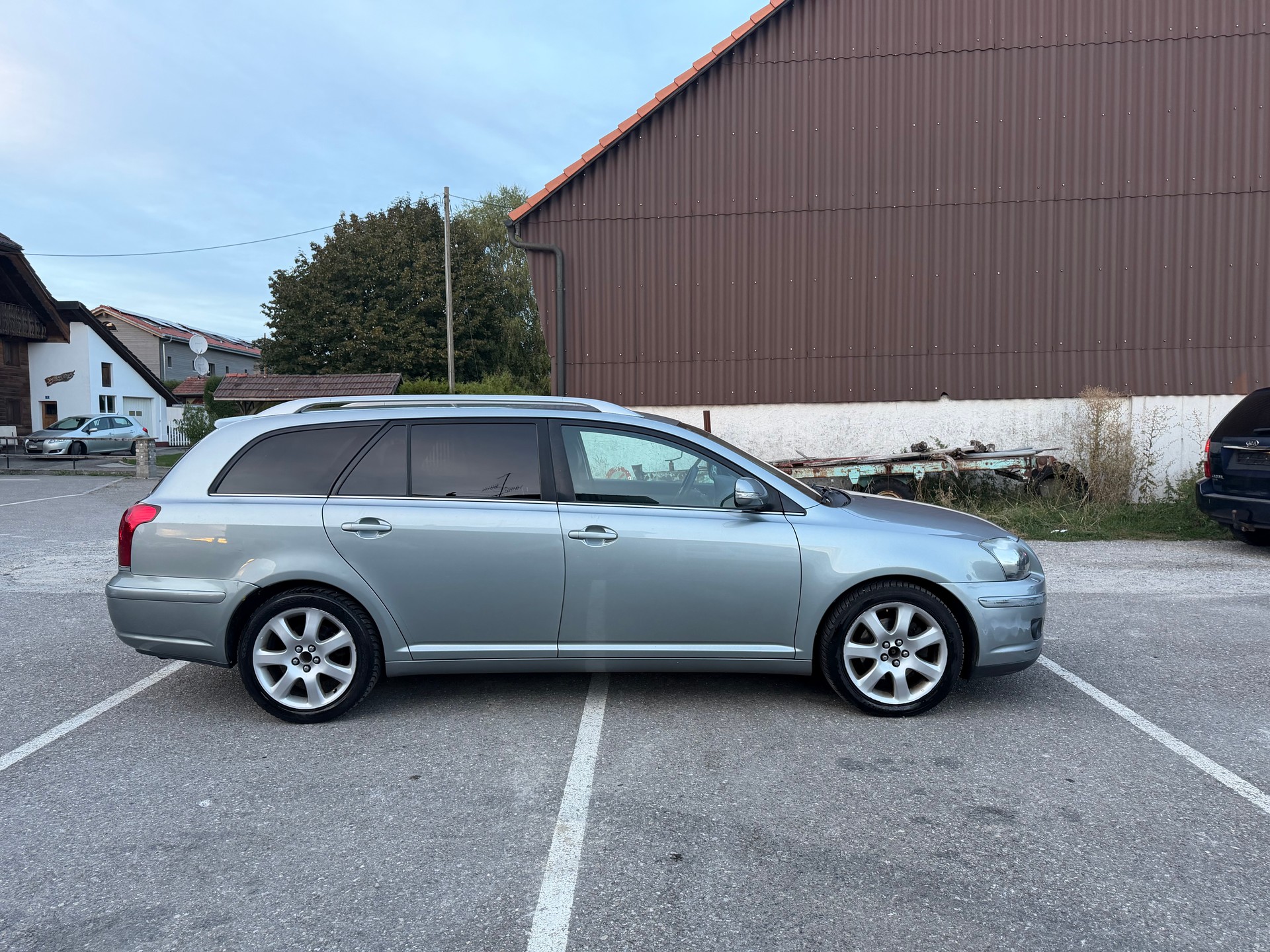TOYOTA Avensis 2.0D-4 D Linea Sol Sportswagon-image-3