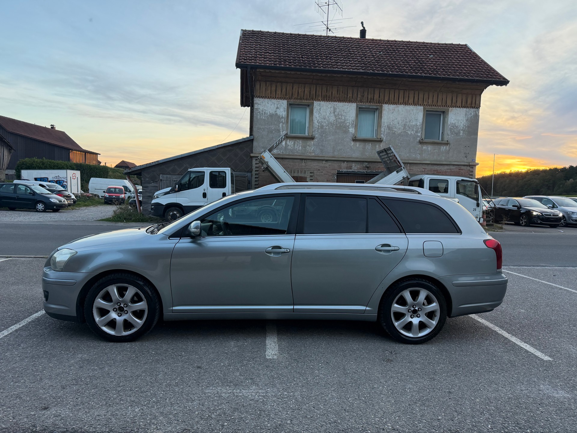 TOYOTA Avensis 2.0D-4 D Linea Sol Sportswagon-image-2