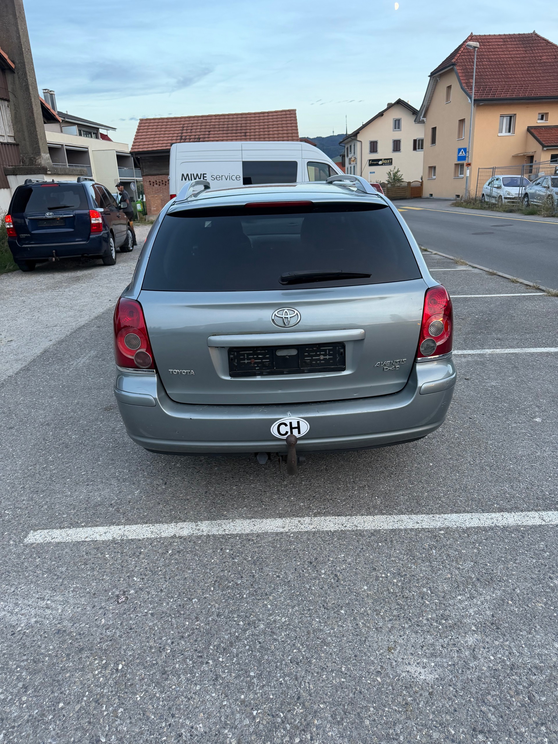TOYOTA Avensis 2.0D-4 D Linea Sol Sportswagon-image-4