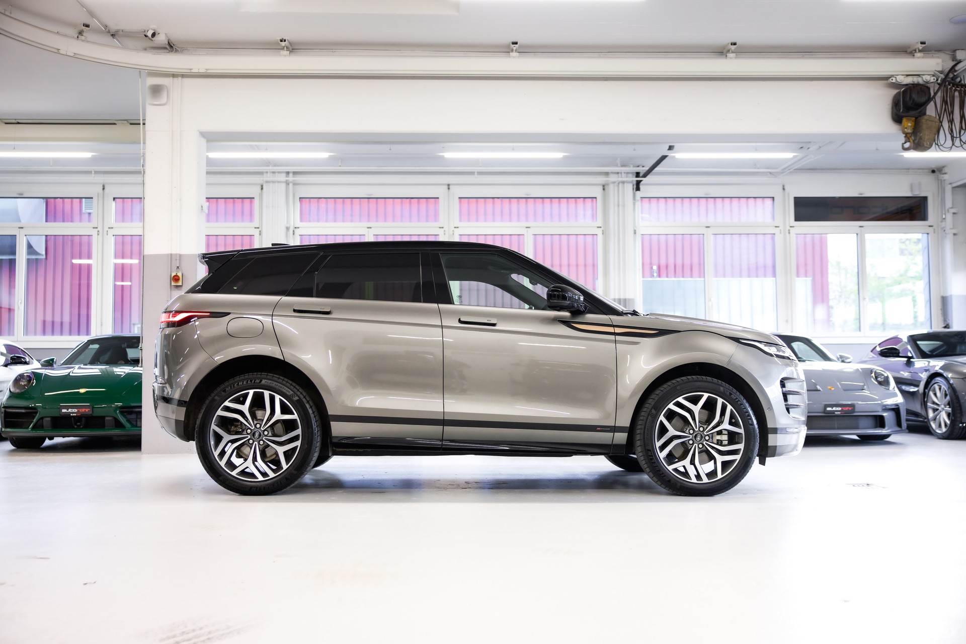 LAND ROVER Range Rover Evoque R-Dynamic SE P200 AT9 Allrad-image-3
