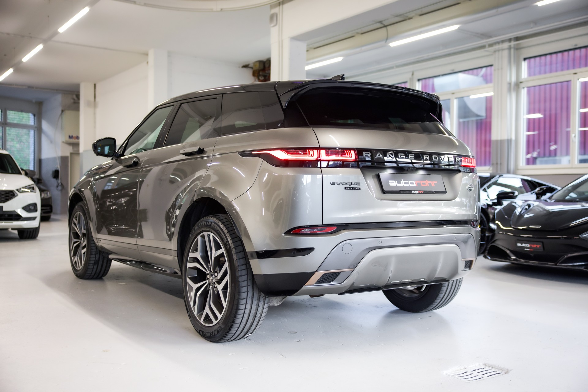 LAND ROVER Range Rover Evoque R-Dynamic SE P200 AT9 Allrad-image-6